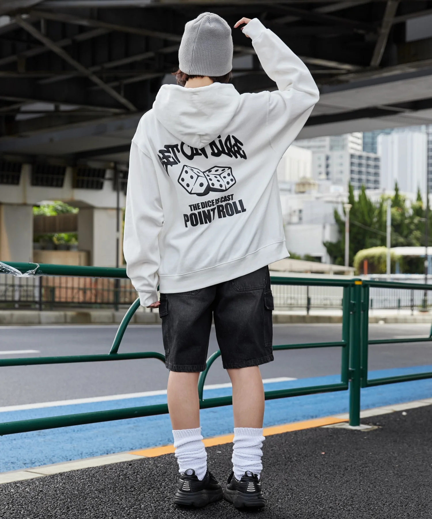 リラックスフィットグラフィックパーカー - Image 14
