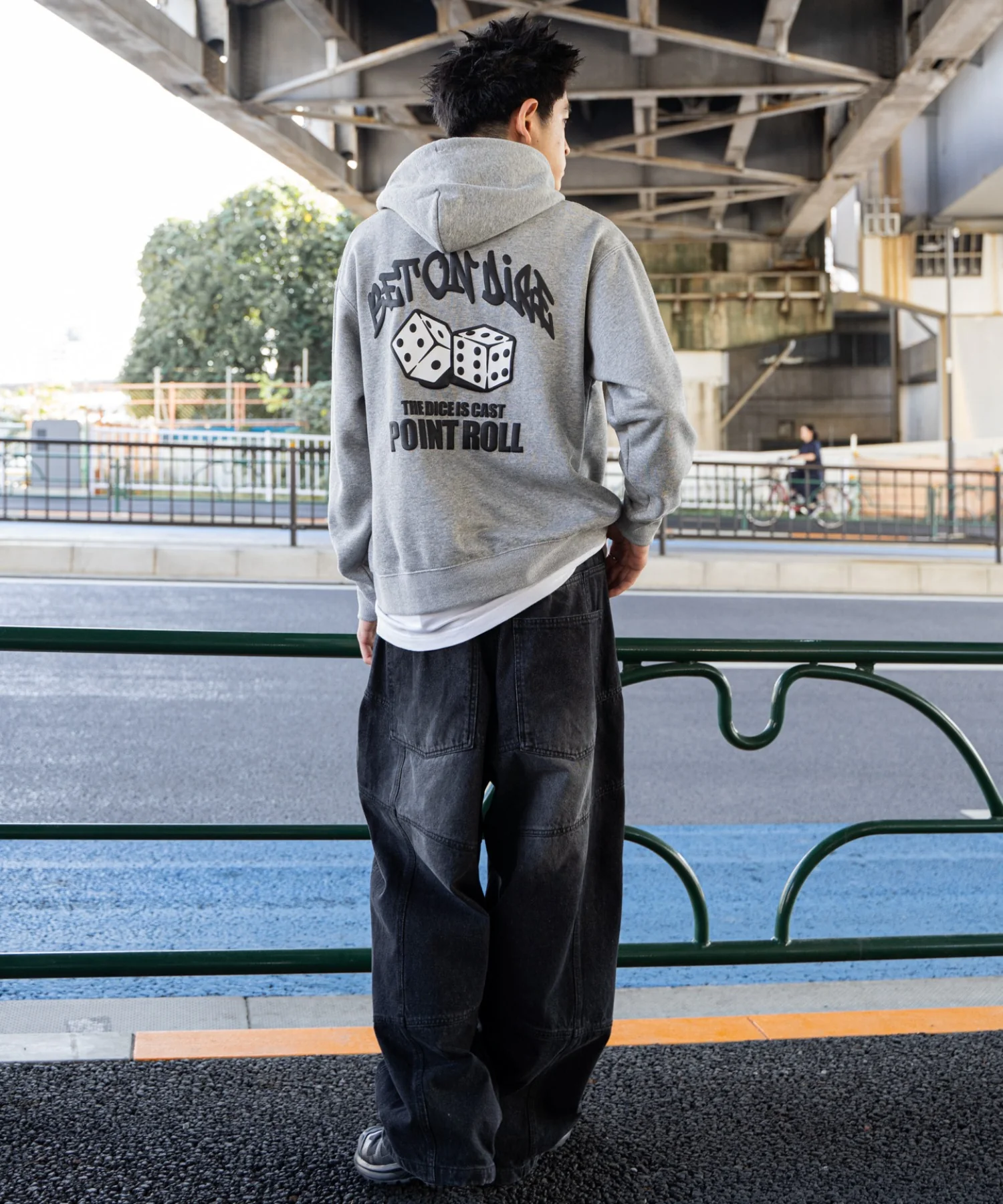 リラックスフィットグラフィックパーカー - Image 24