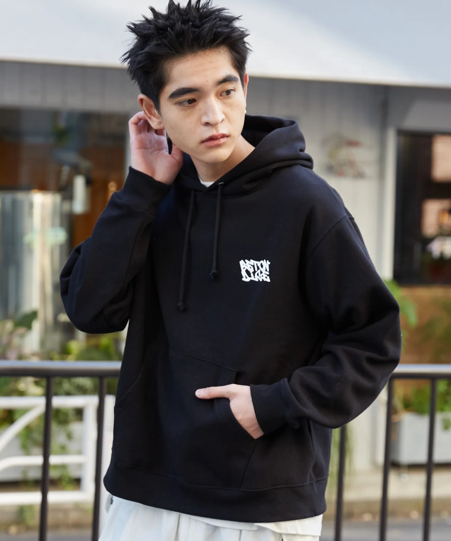 リラックスフィットグラフィックパーカー - Image 32