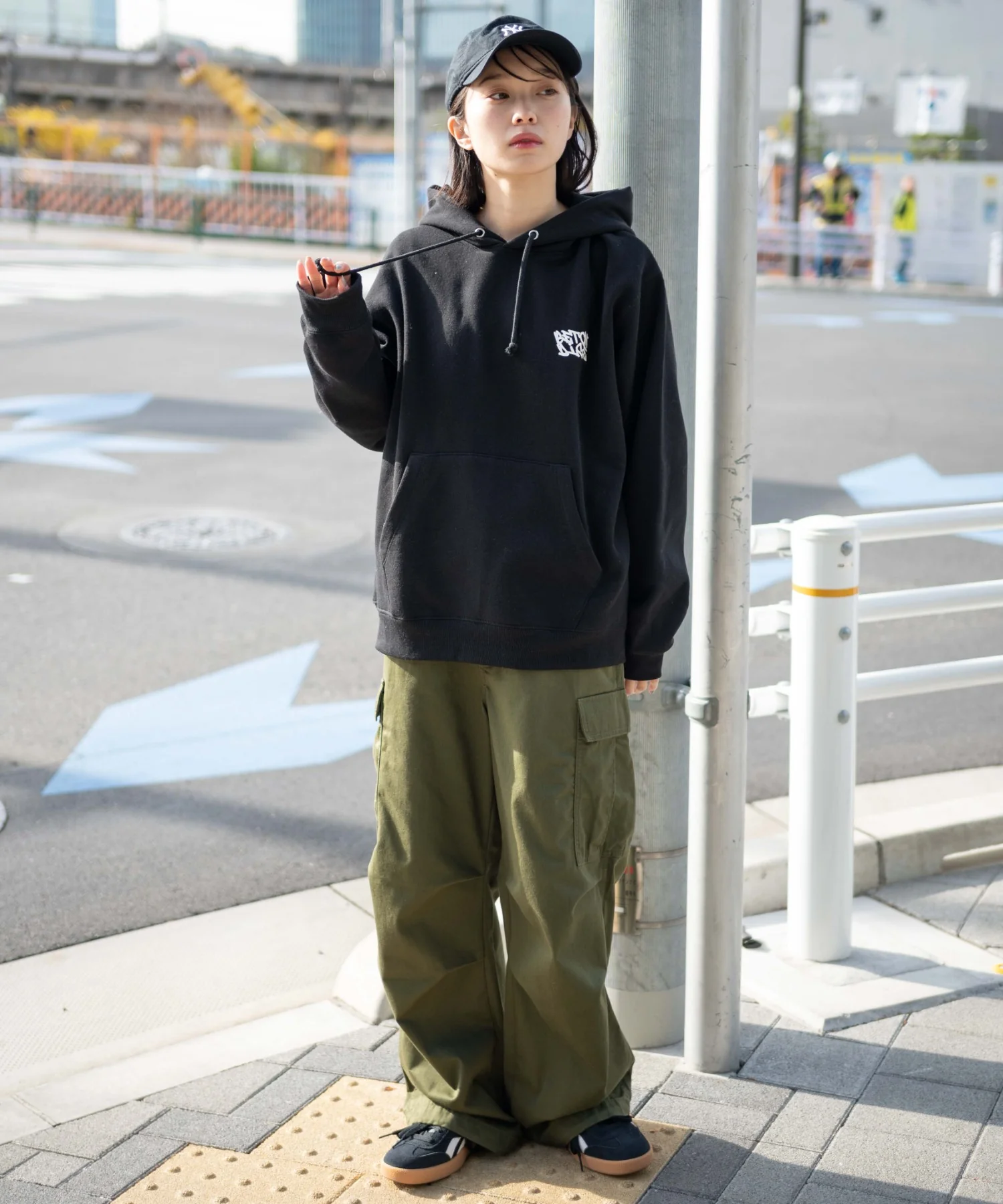リラックスフィットグラフィックパーカー - Image 37