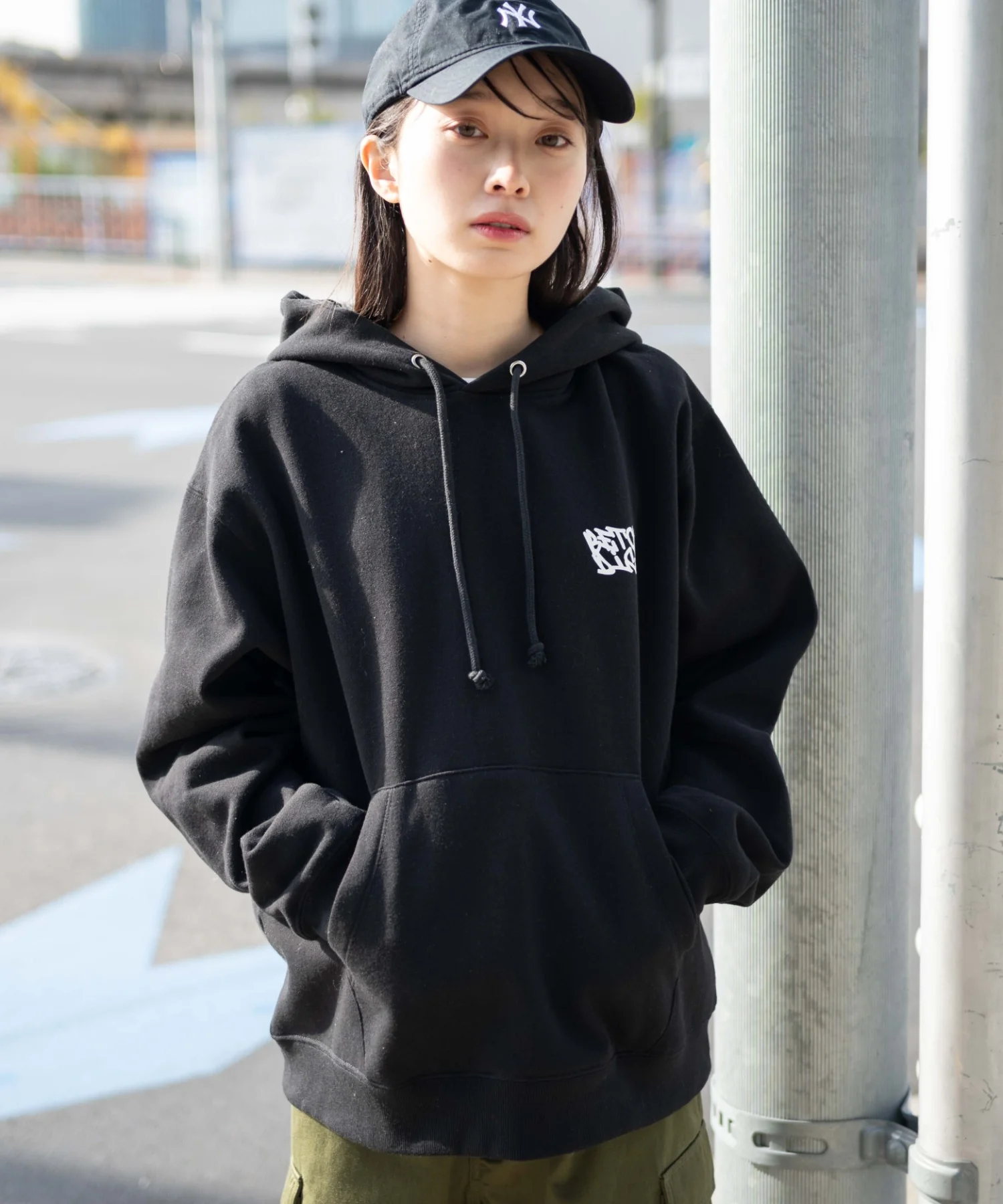 リラックスフィットグラフィックパーカー - Image 38