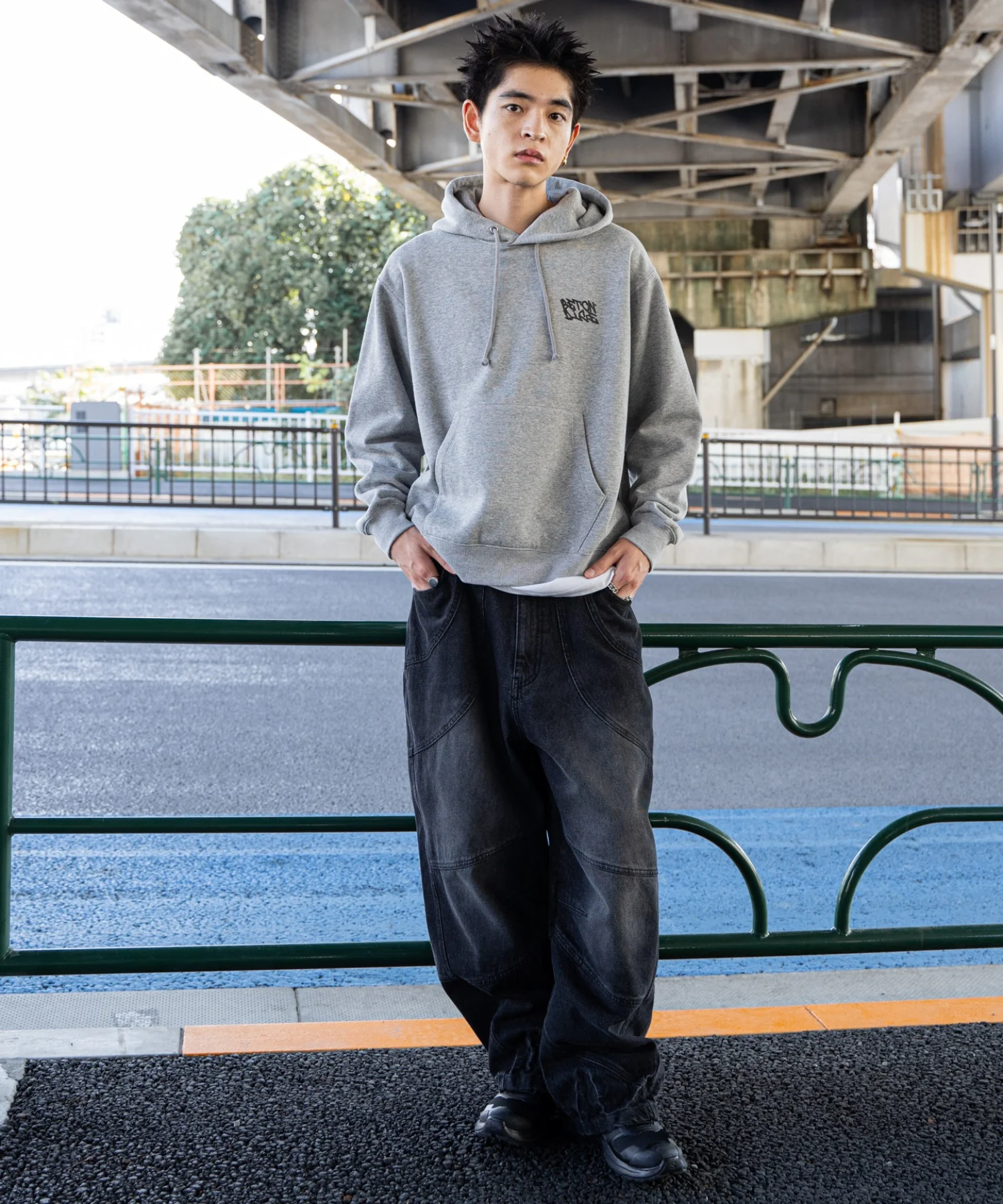 リラックスフィットグラフィックパーカー - Image 6