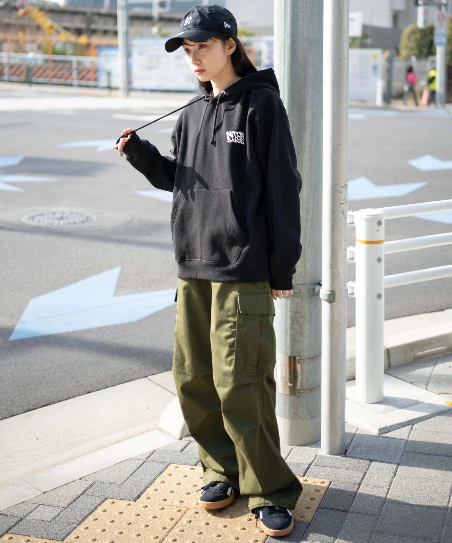 リラックスフィットグラフィックパーカー - Image 8