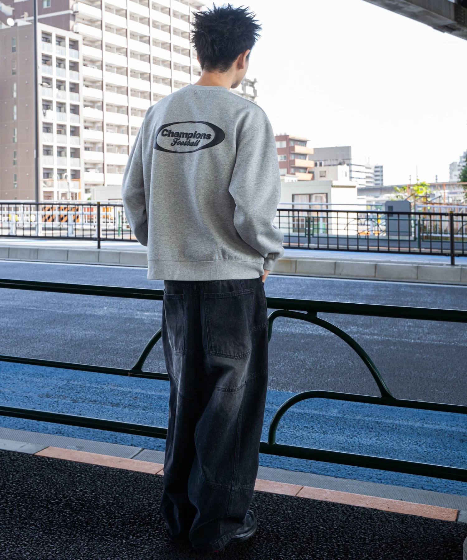リラックスフィットゲームロゴプルオーバー - Image 16