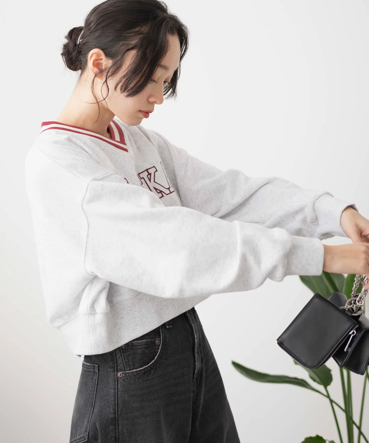 Vネックラインリブショートスウェット - Image 11
