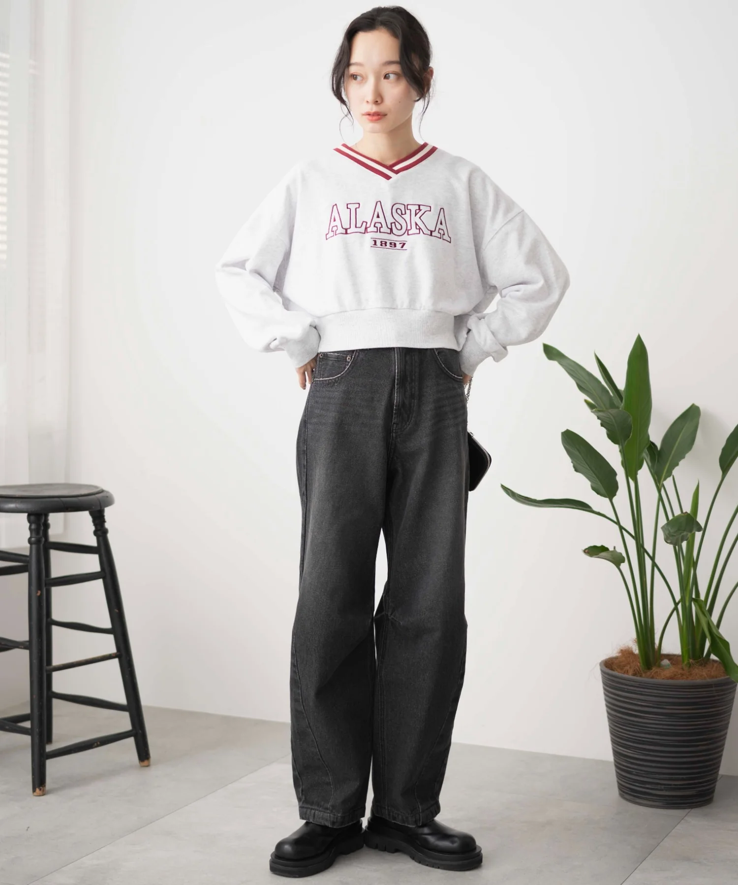 Vネックラインリブショートスウェット - Image 12