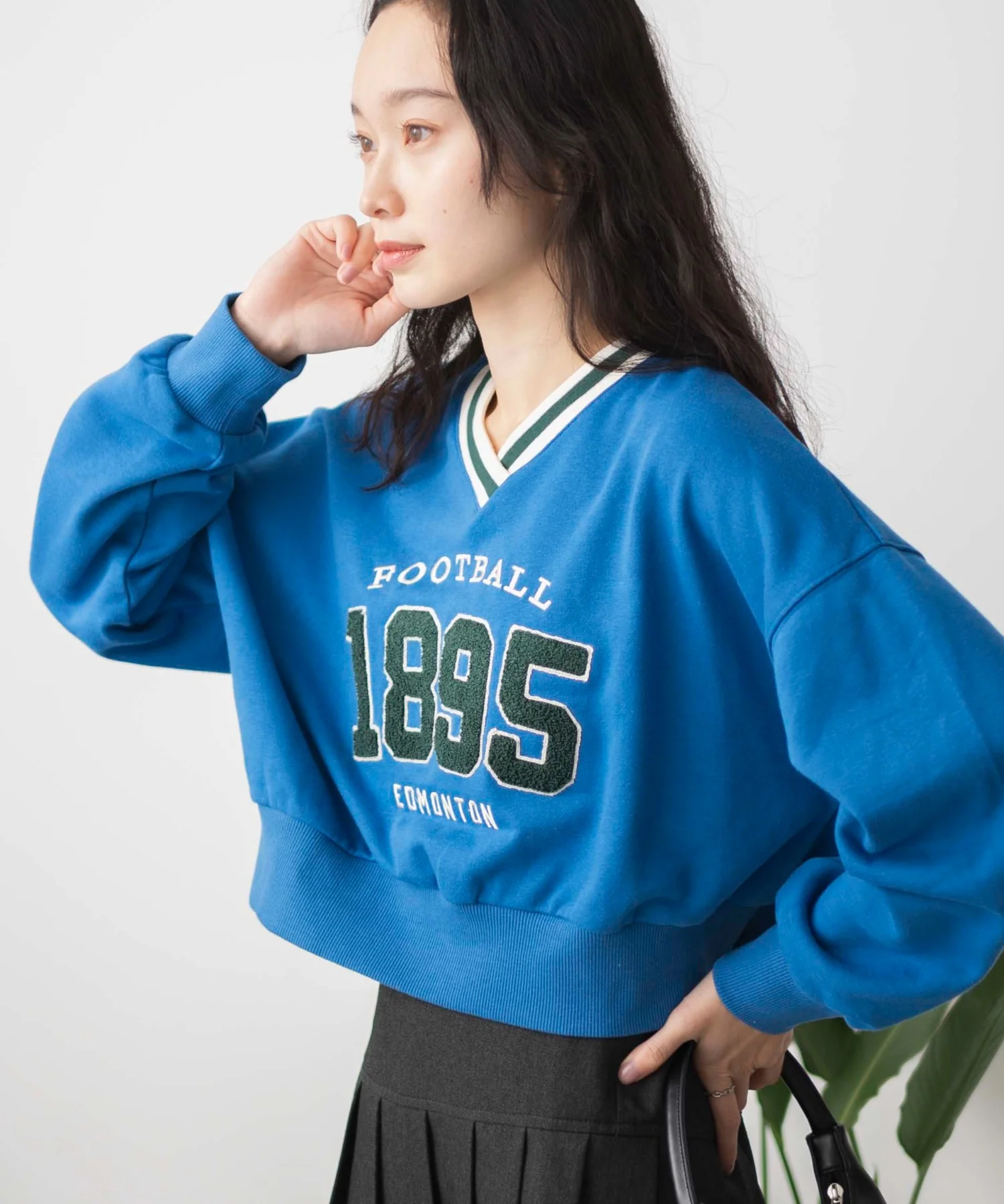Vネックラインリブショートスウェット - Image 14