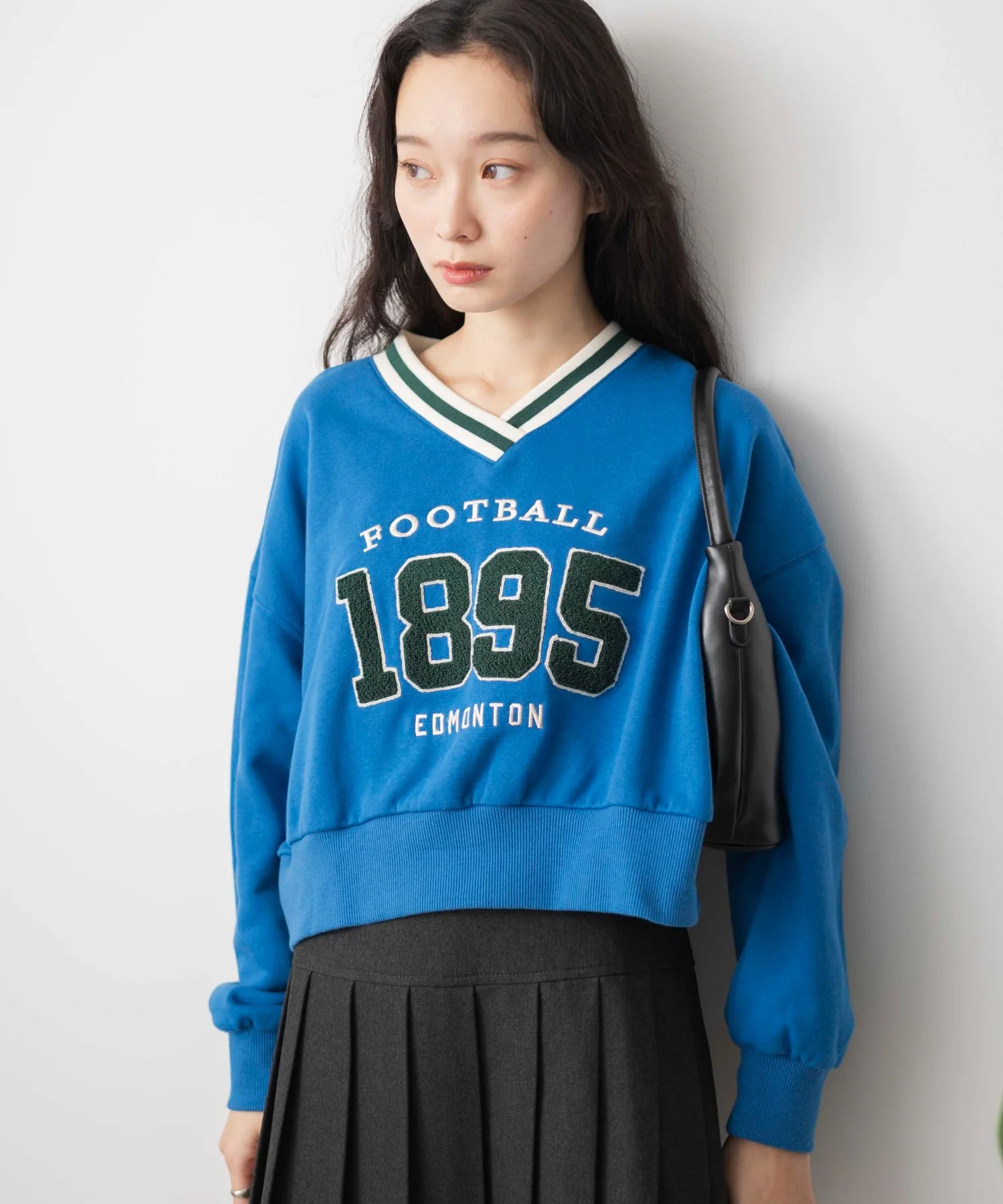 Vネックラインリブショートスウェット - Image 15