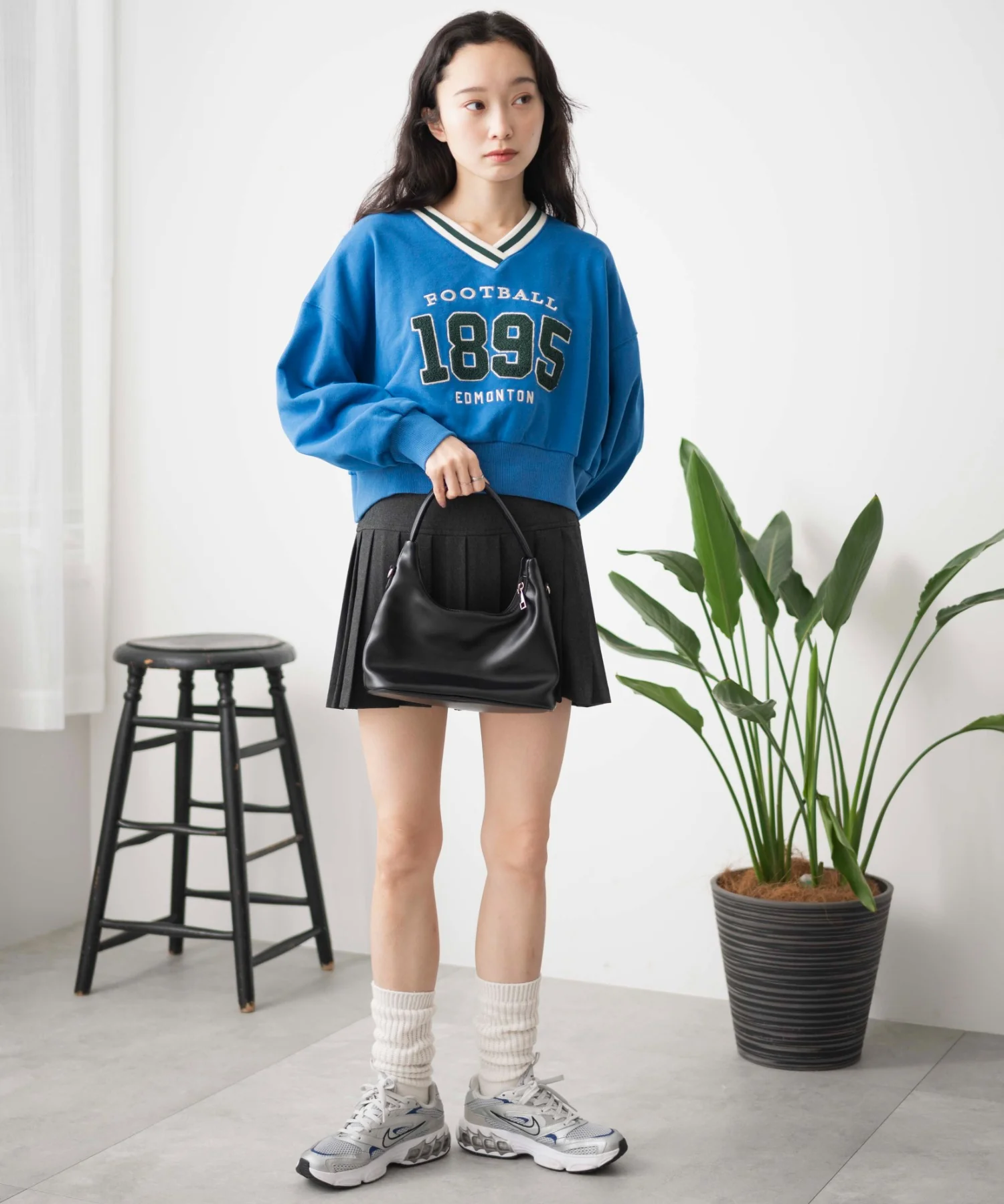 Vネックラインリブショートスウェット - Image 16