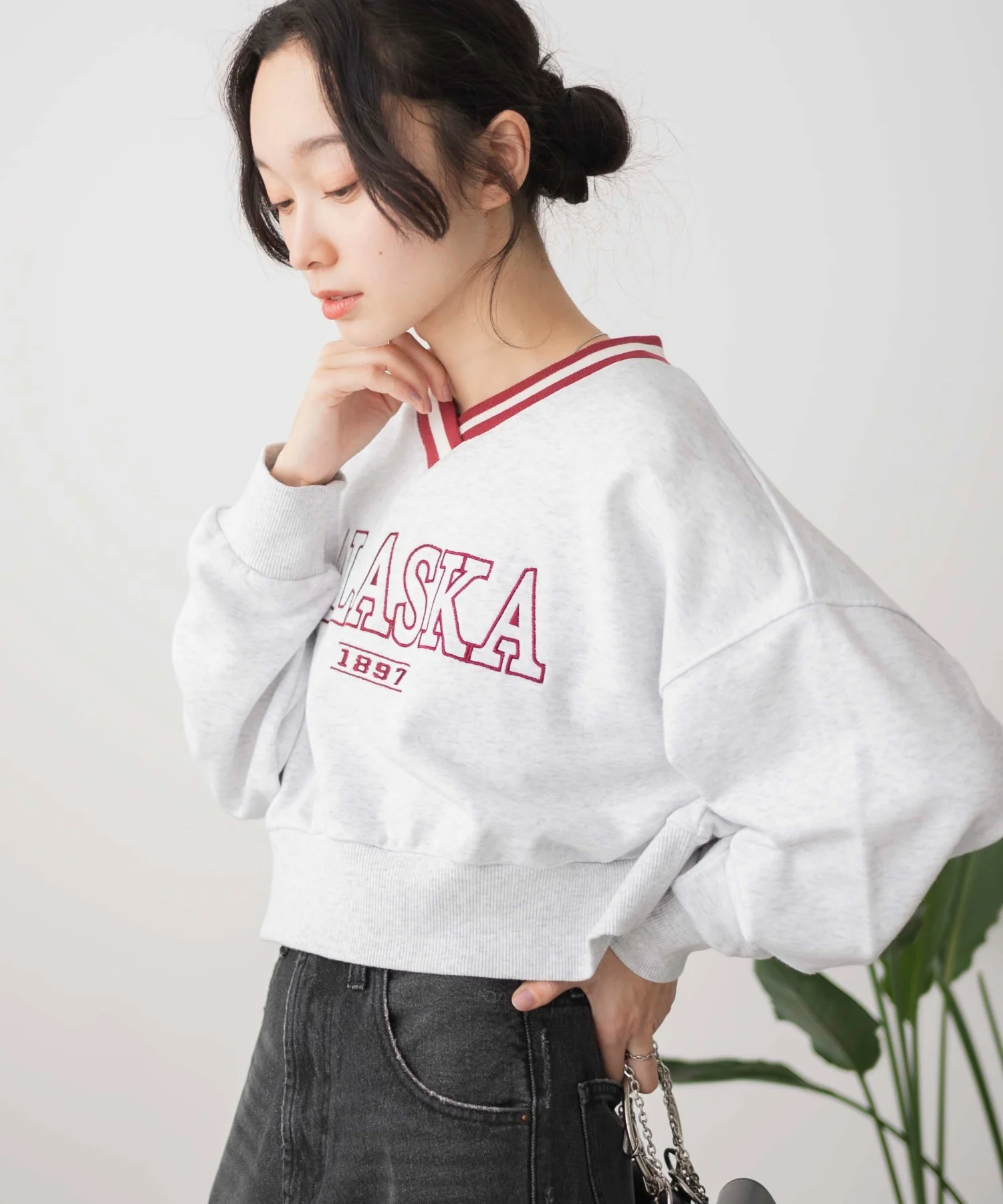 Vネックラインリブショートスウェット - Image 2