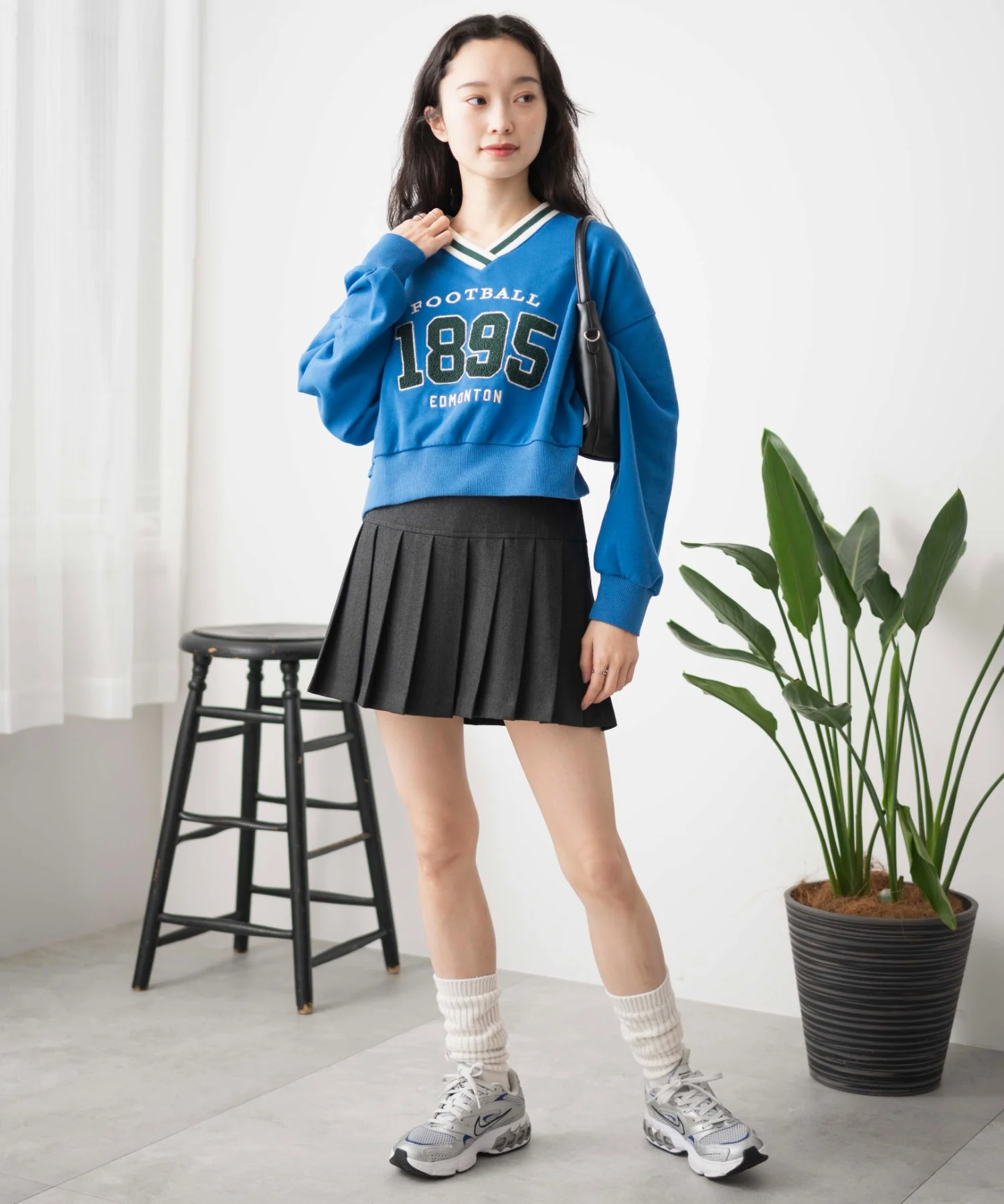 Vネックラインリブショートスウェット - Image 5
