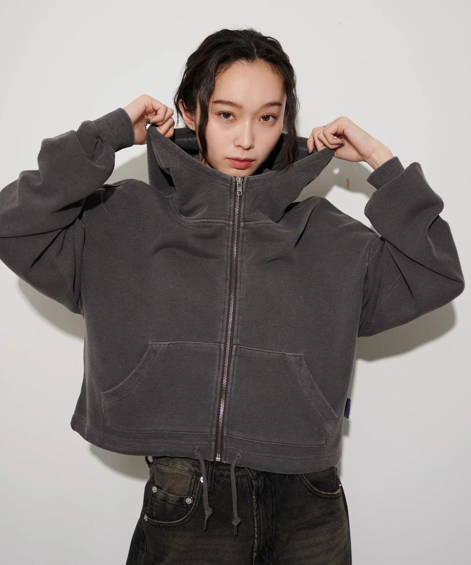 SHORT HIGHNECK ZIP HOODIE - Image 10