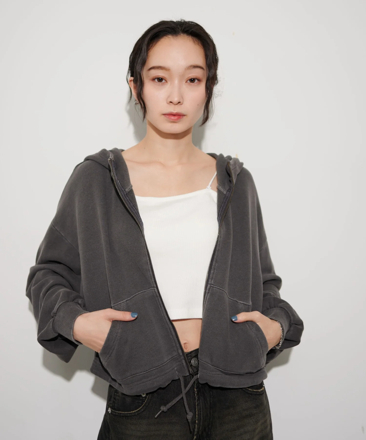 SHORT HIGHNECK ZIP HOODIE - Image 9