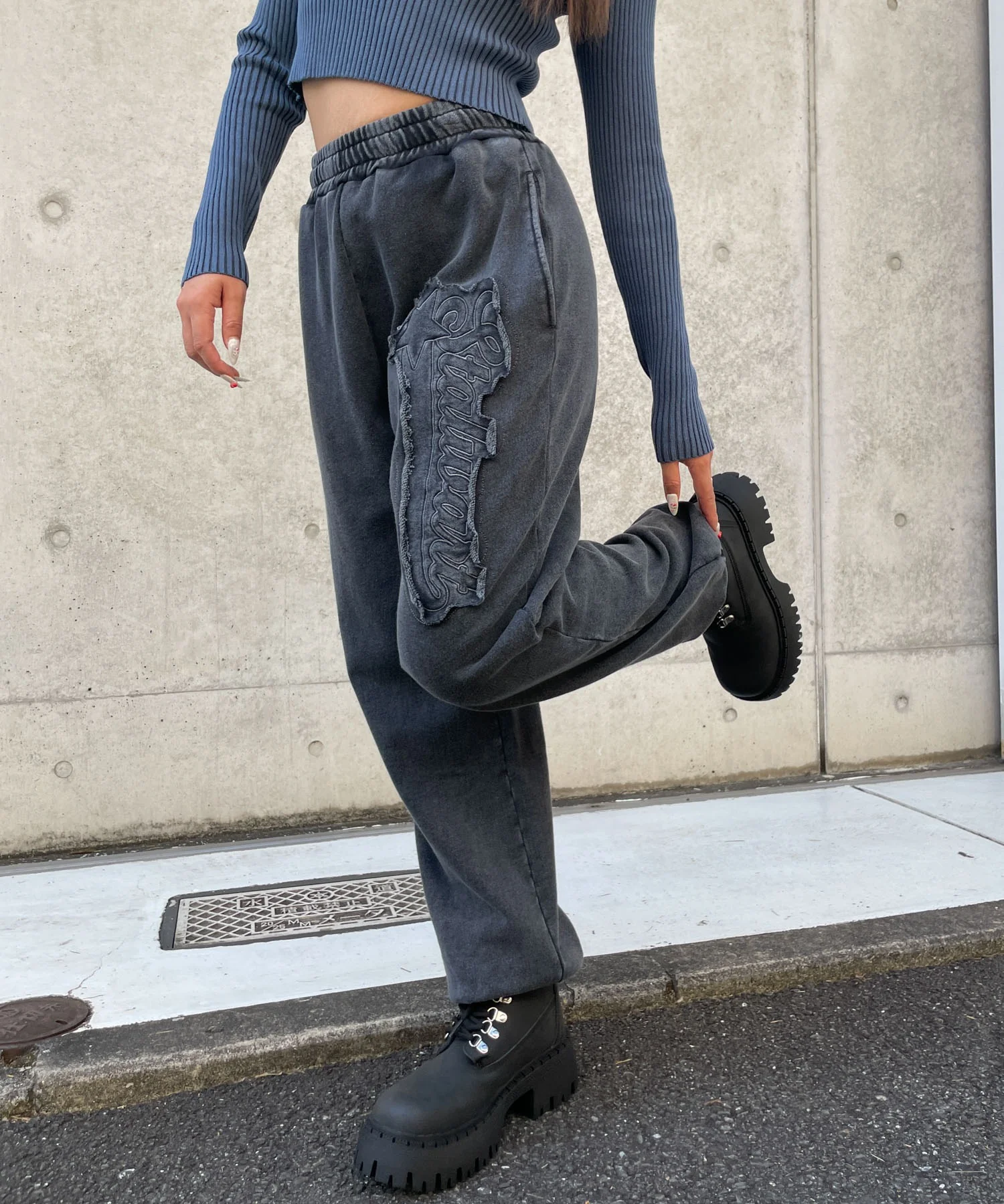 ロゴアシッドウォッシュパンツ - Image 18