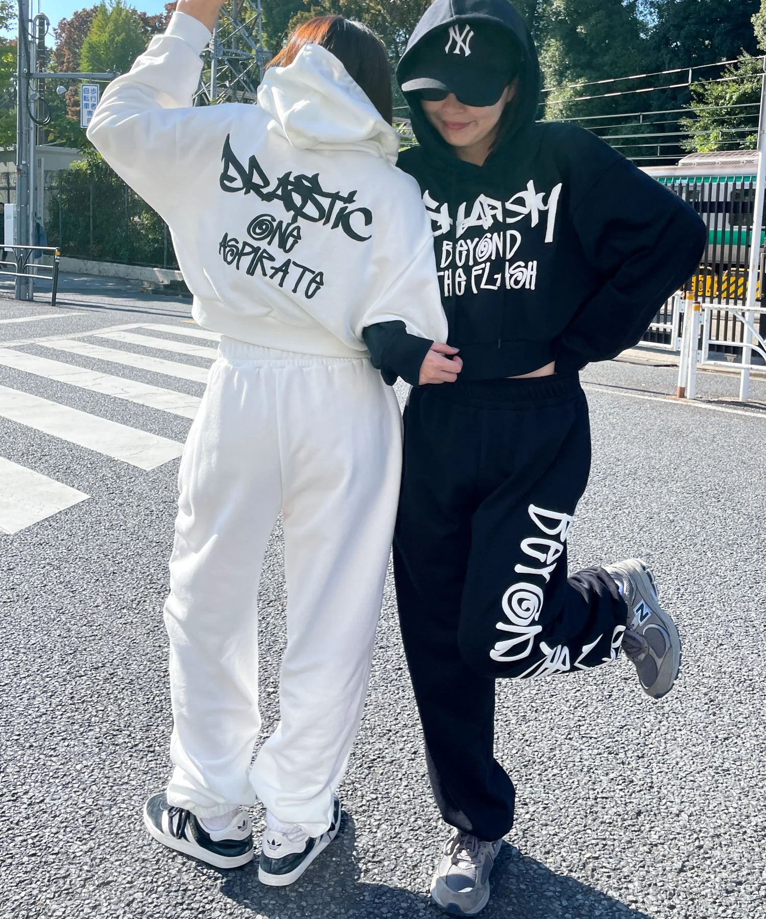 ハンドライティングショートパーカー - Image 5