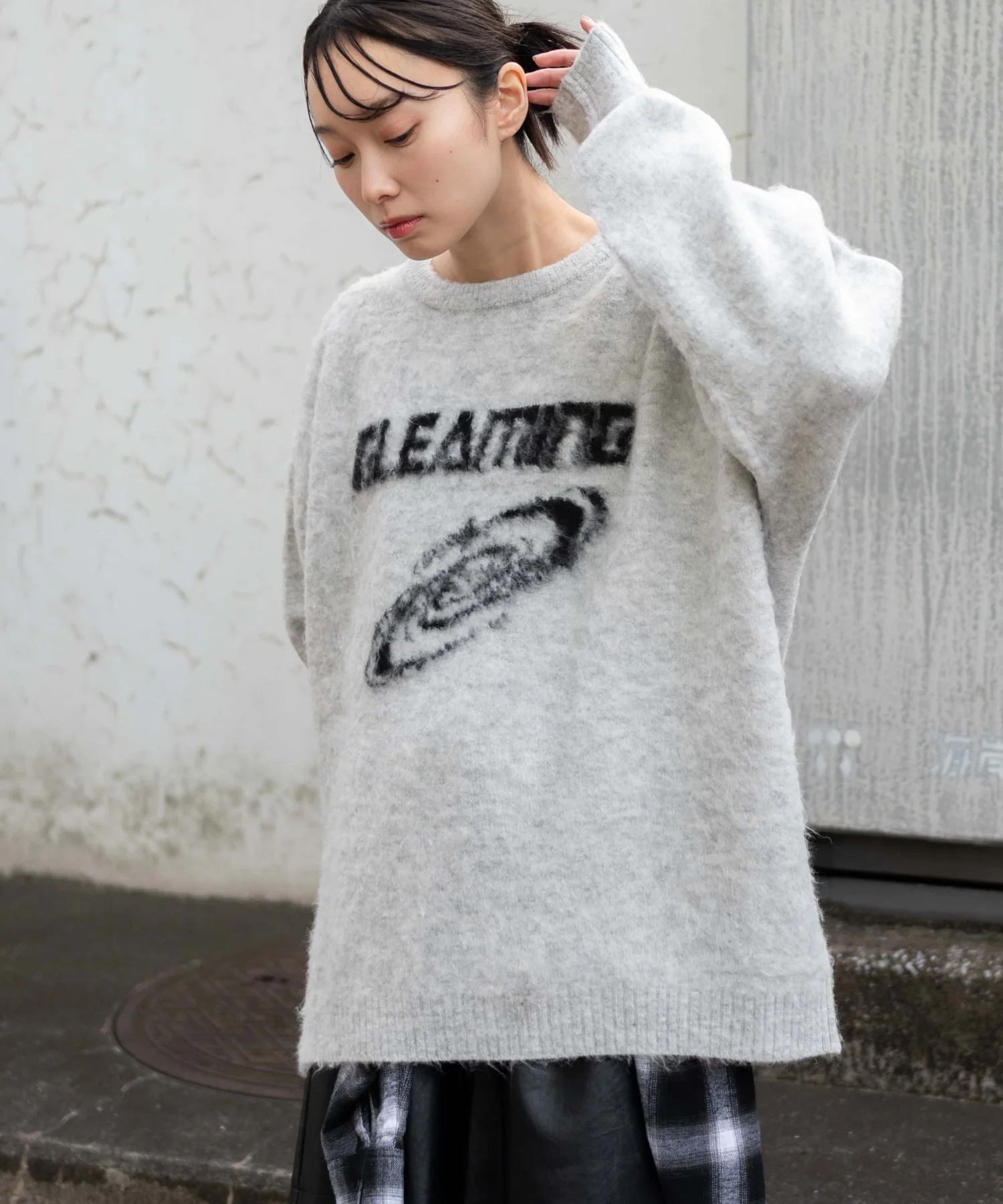 シャギーグラフィックプルオーバー - Image 18