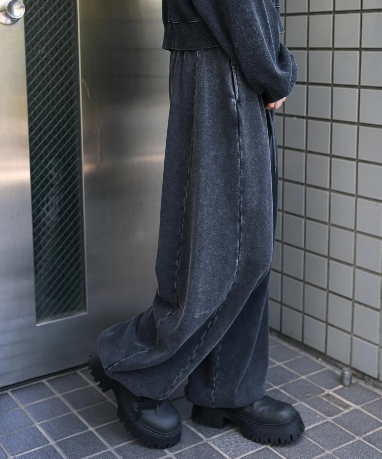 カーブデザインスウェットパンツ - Image 15