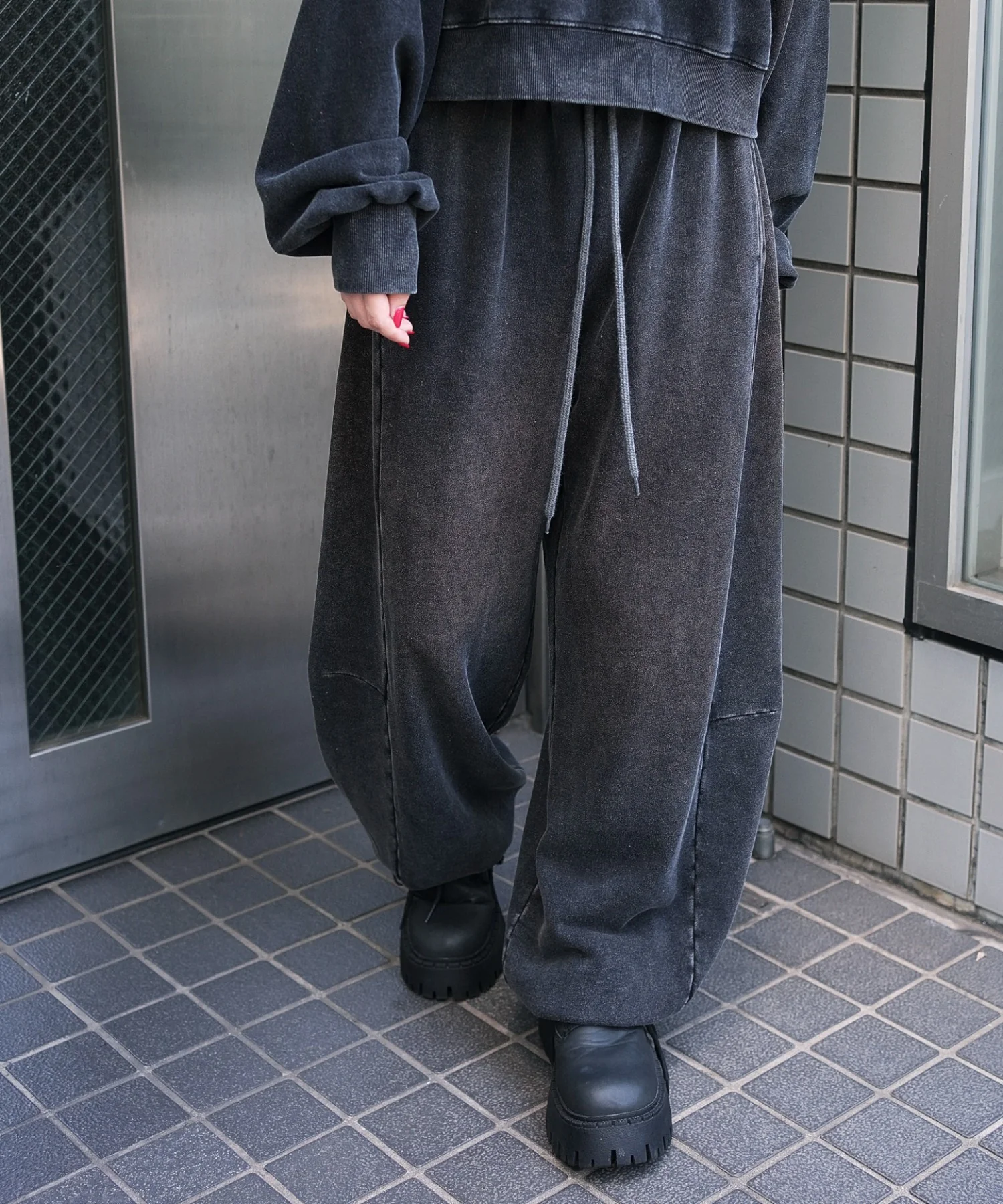 カーブデザインスウェットパンツ - Image 2