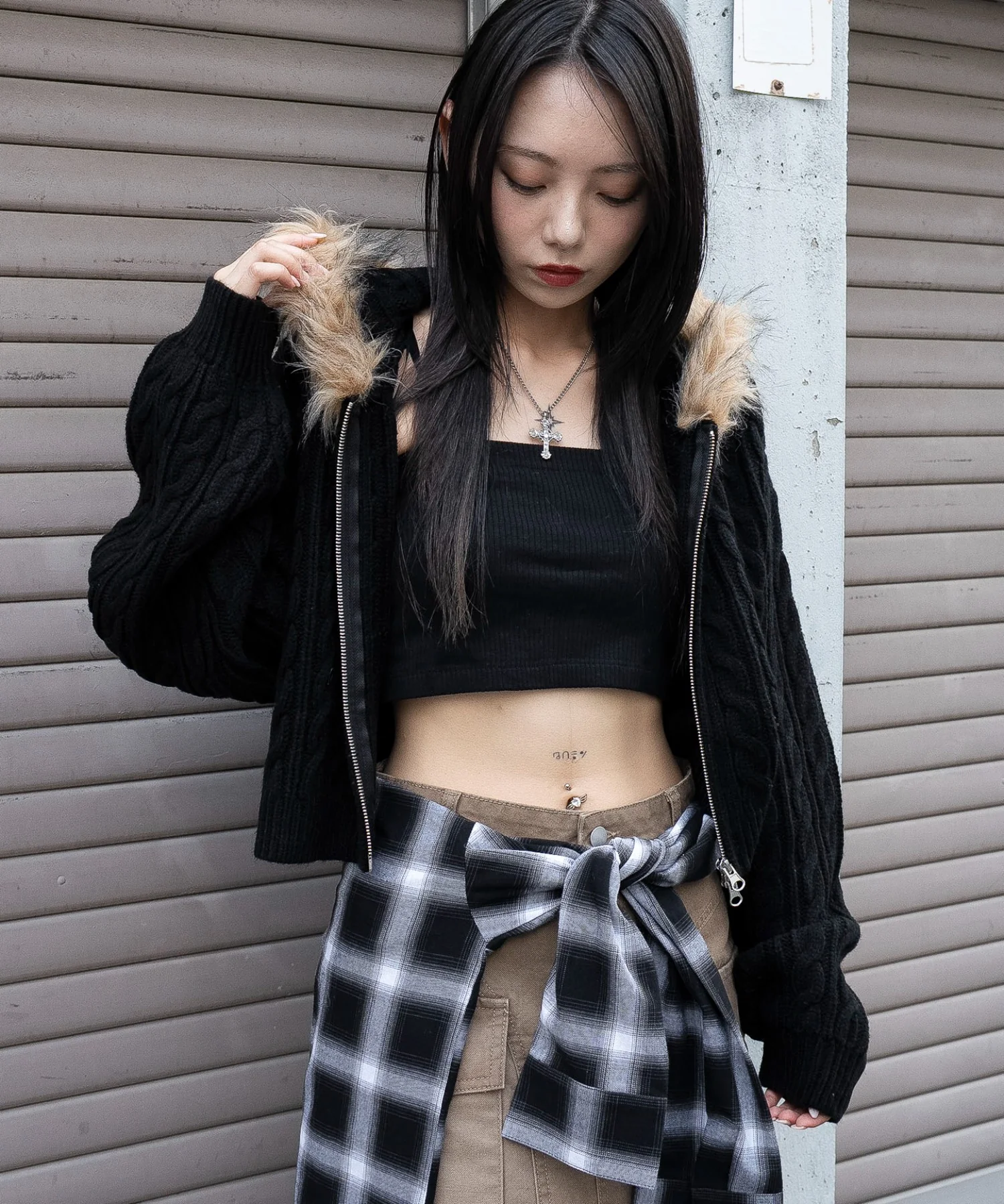 フェイクファー付きケーブルニットパーカー - Image 11