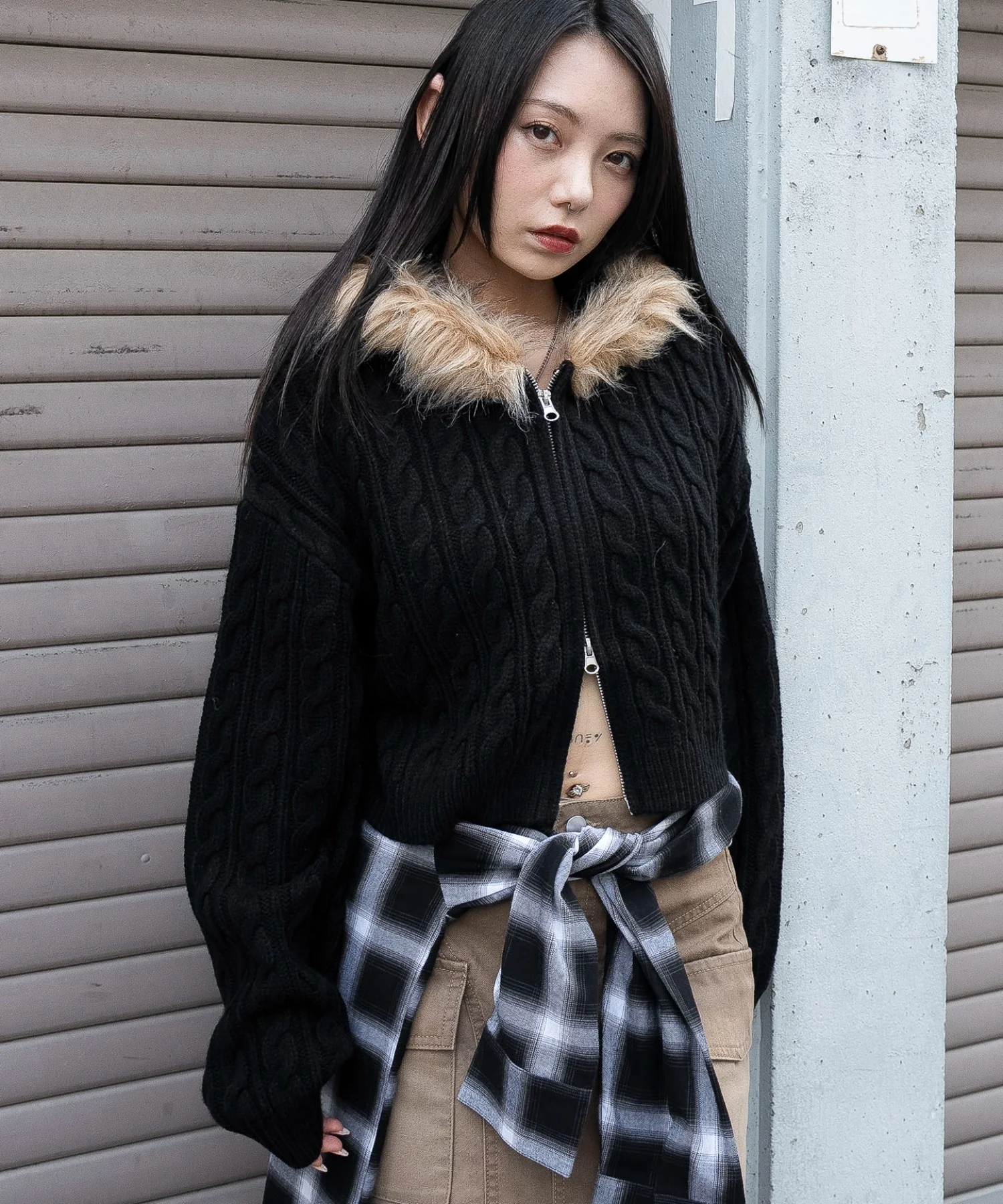 フェイクファー付きケーブルニットパーカー - Image 12