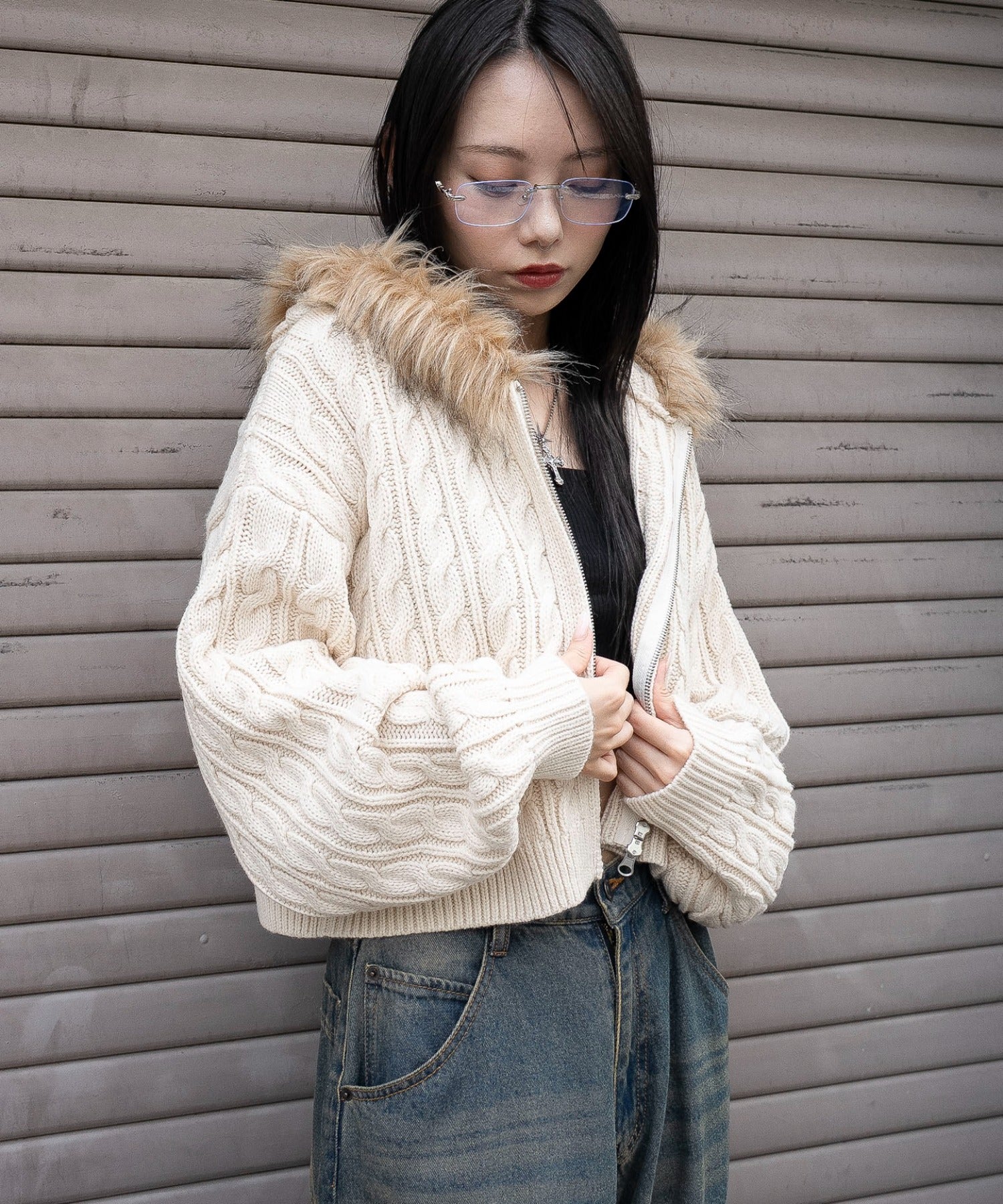 フェイクファー付きケーブルニットパーカー - Image 15