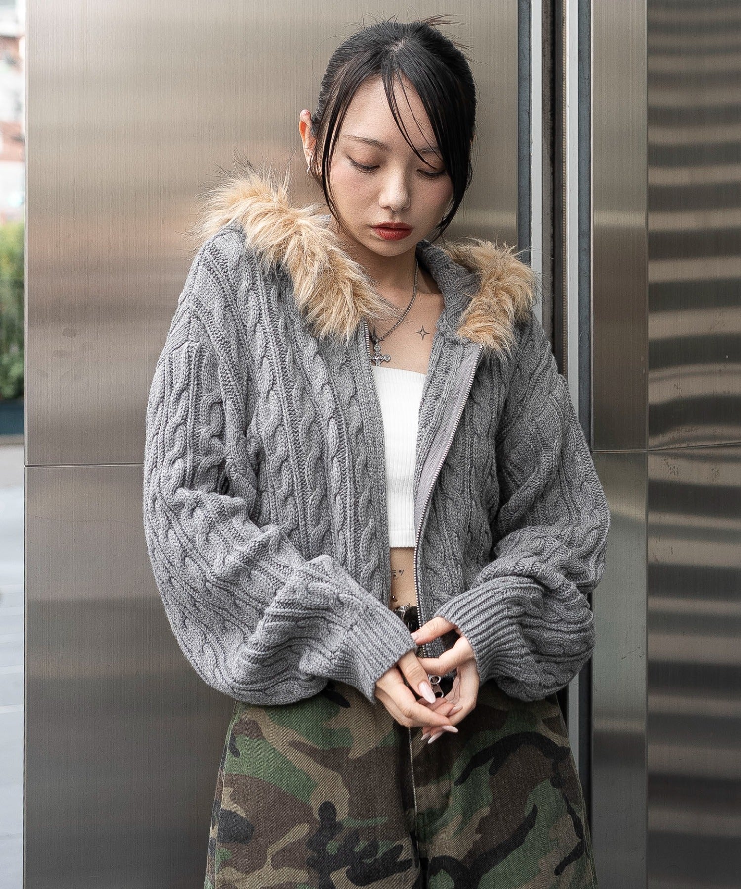 フェイクファー付きケーブルニットパーカー - Image 18