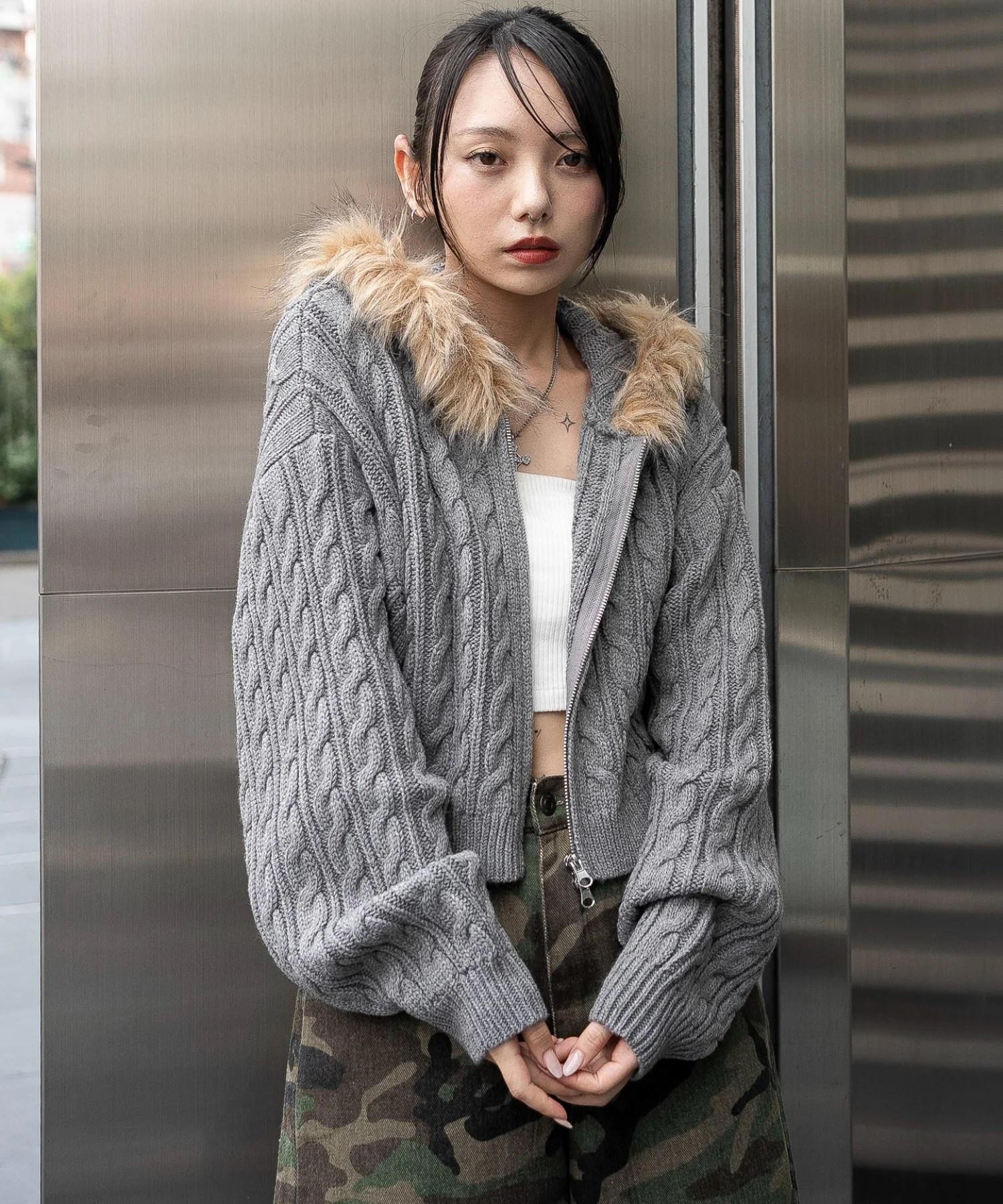 フェイクファー付きケーブルニットパーカー - Image 3