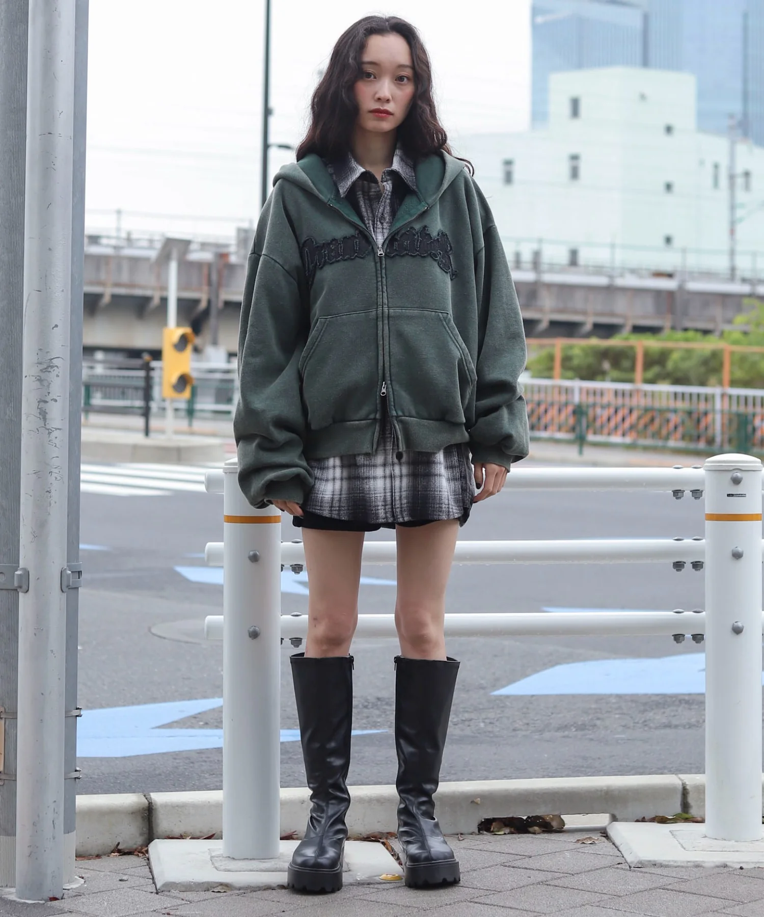 裏起毛ショートグラフィックZIPパーカー - Image 10
