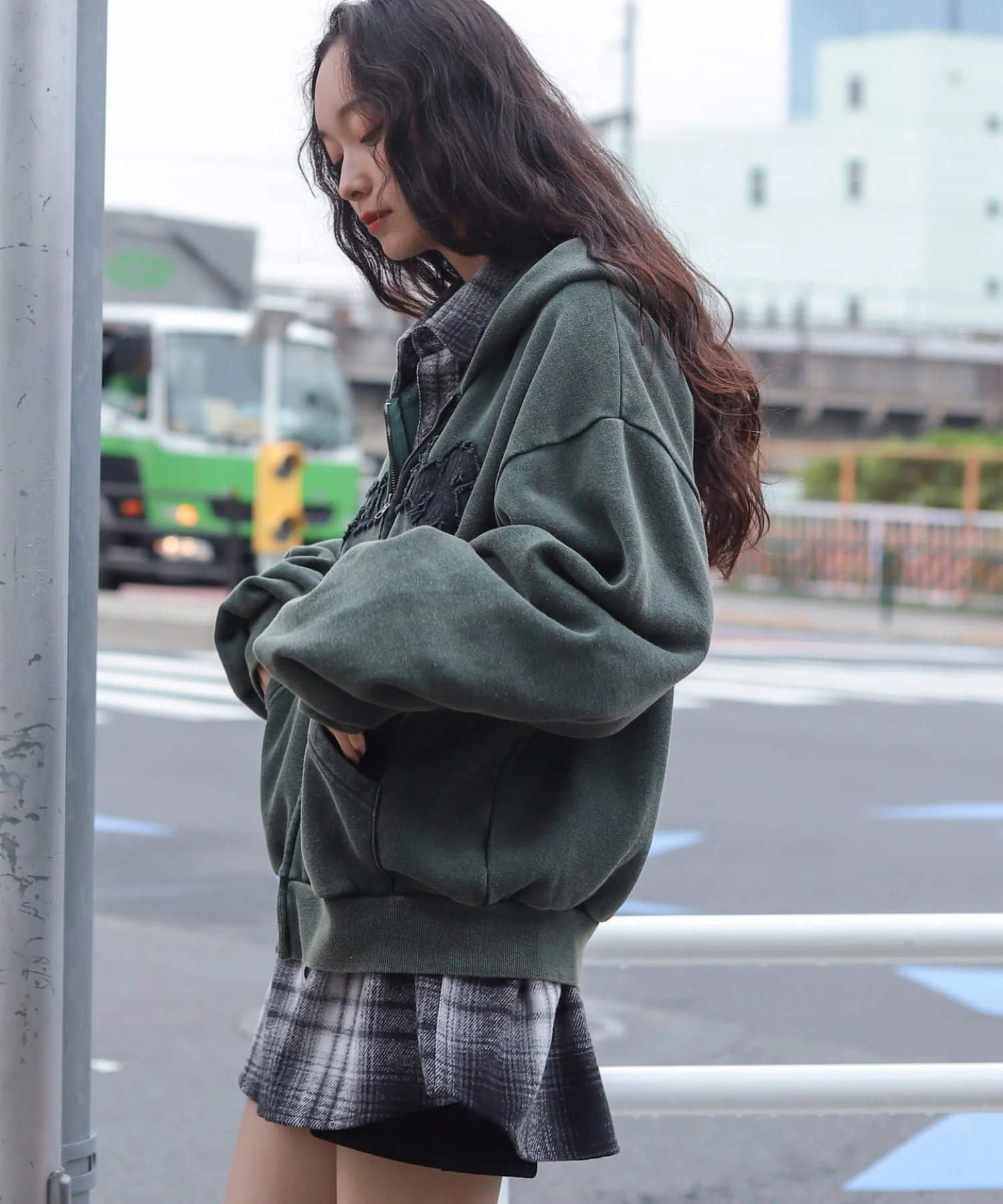 裏起毛ショートグラフィックZIPパーカー - Image 34