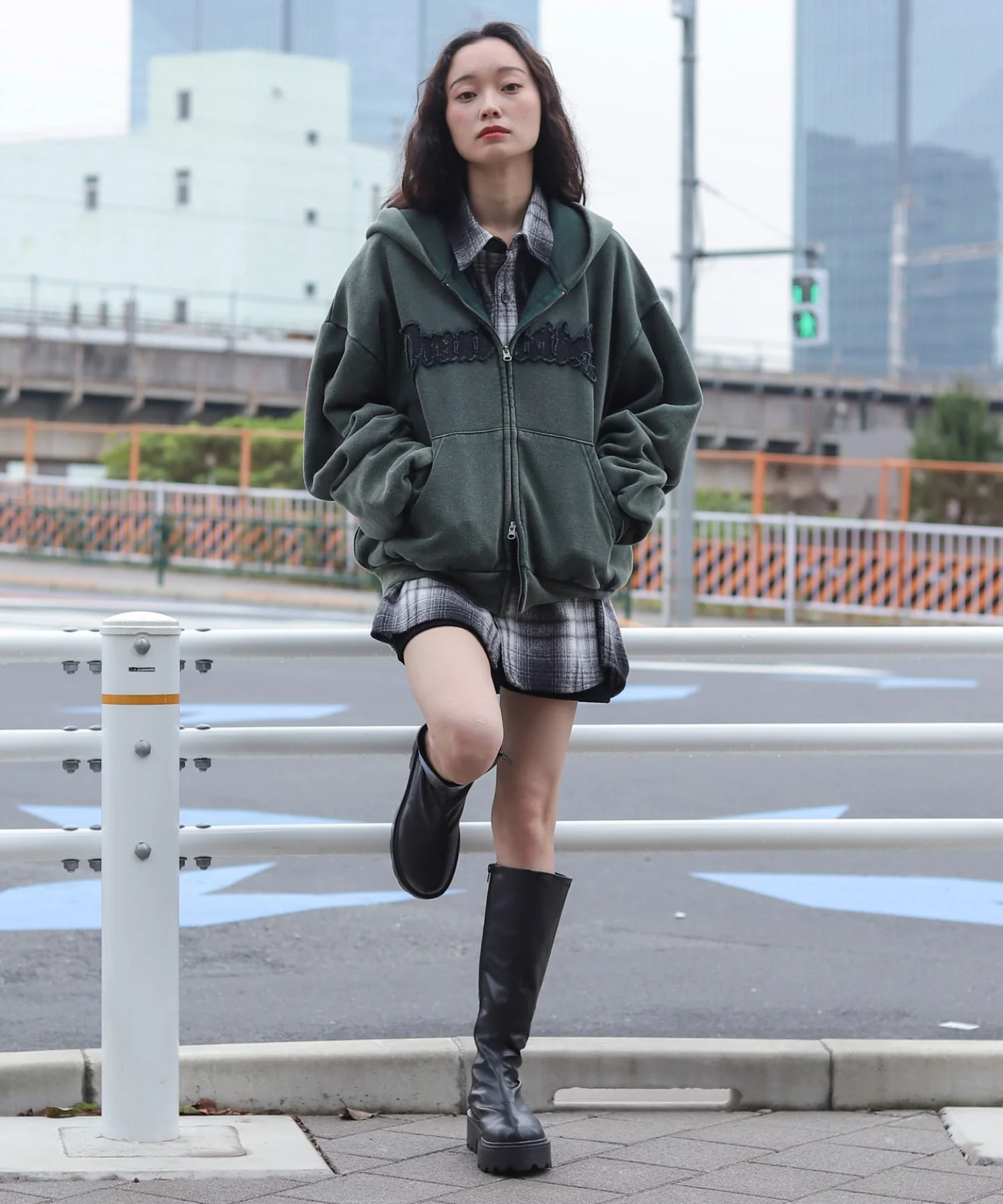 裏起毛ショートグラフィックZIPパーカー - Image 35