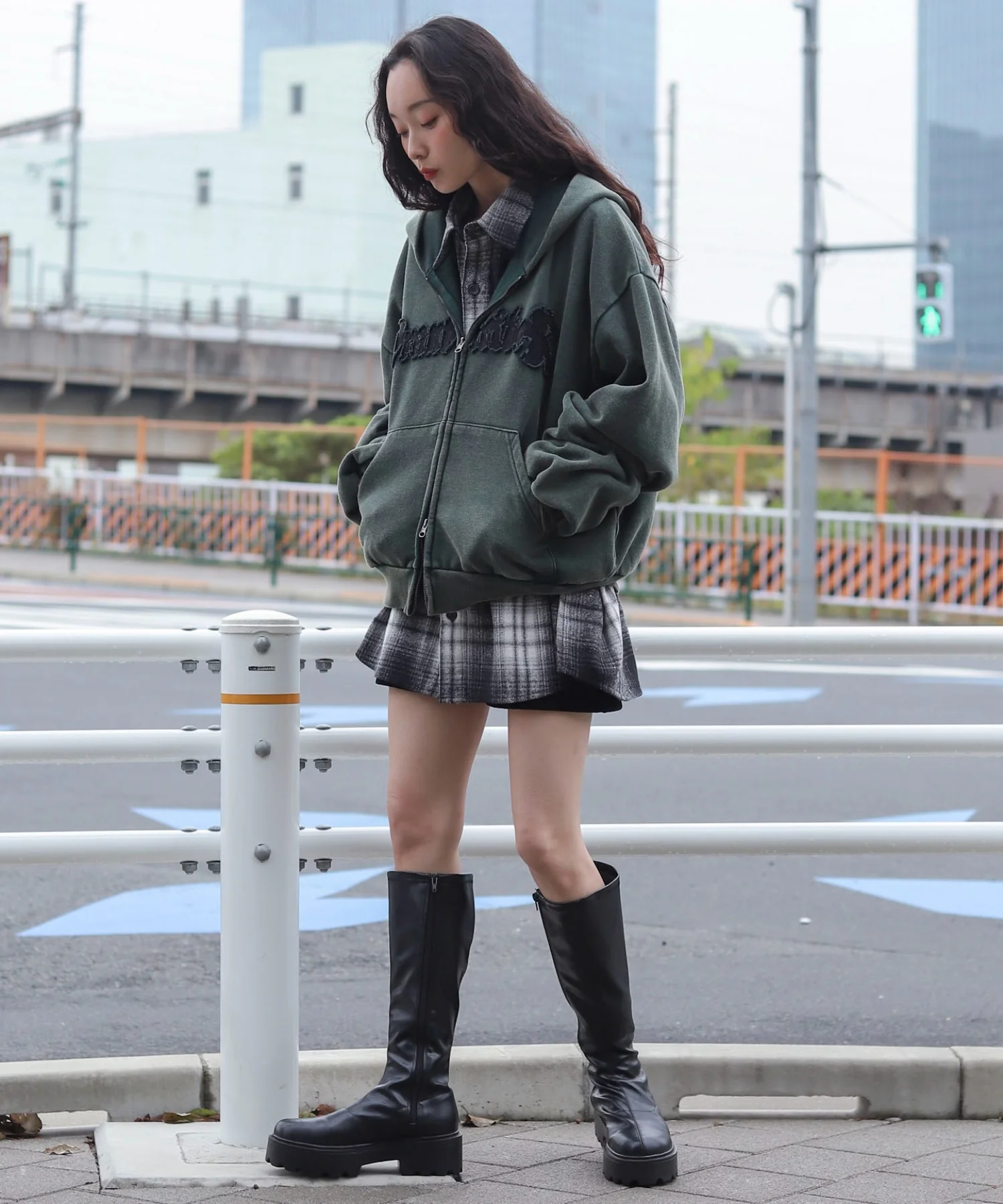 裏起毛ショートグラフィックZIPパーカー - Image 36