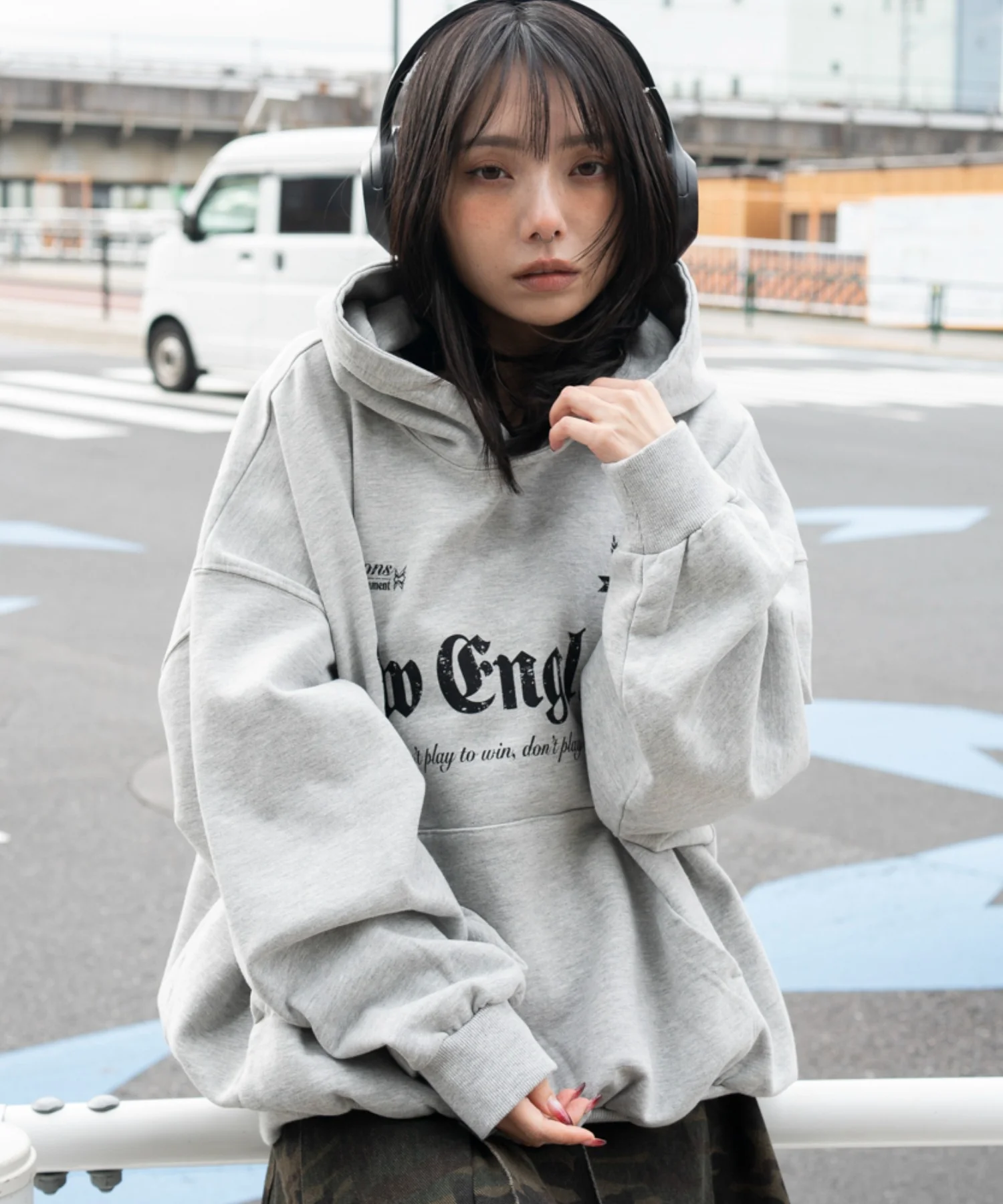 グラフィックバルーンクロップドプルパーカー - Image 19