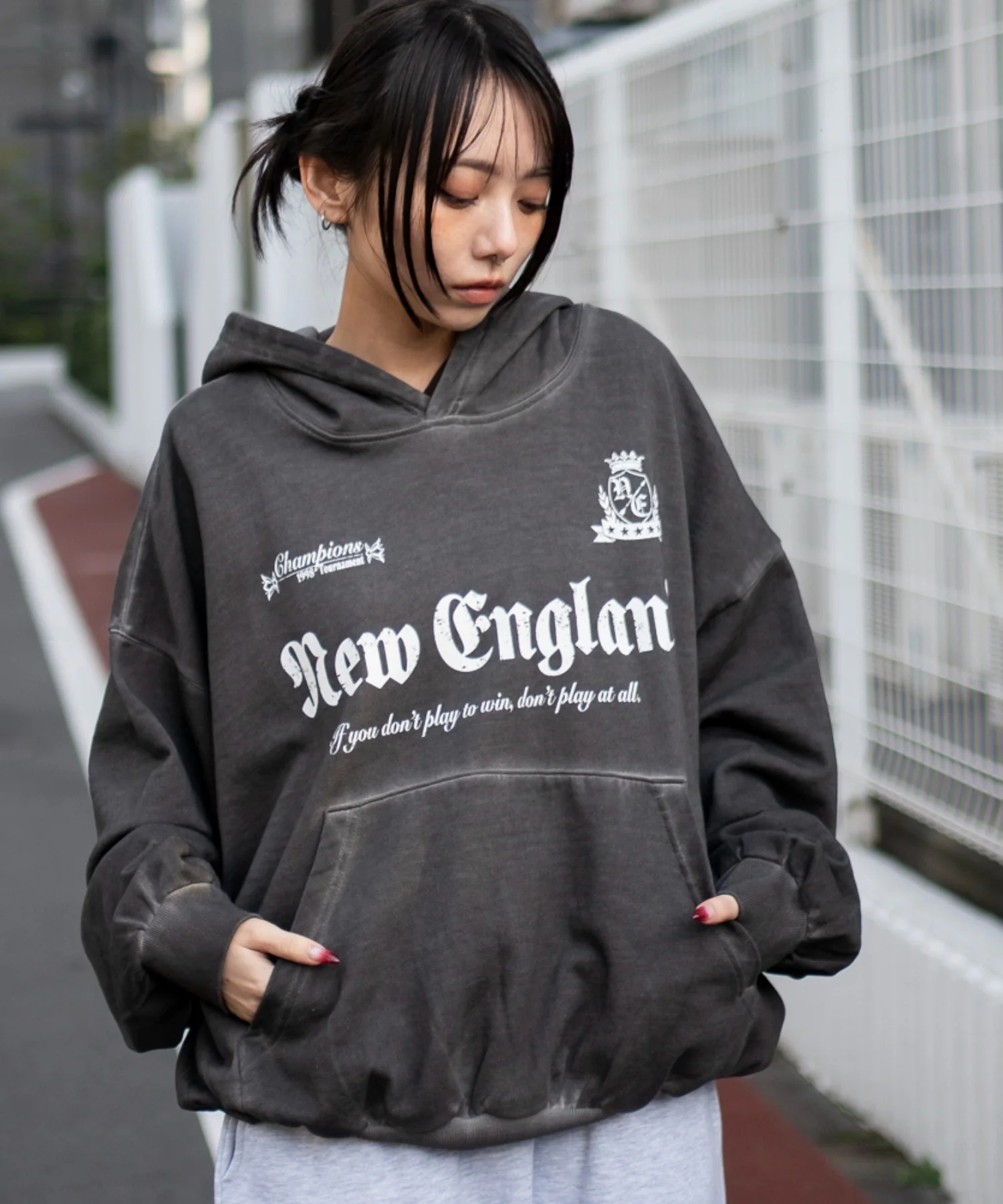 グラフィックバルーンクロップドプルパーカー - Image 30