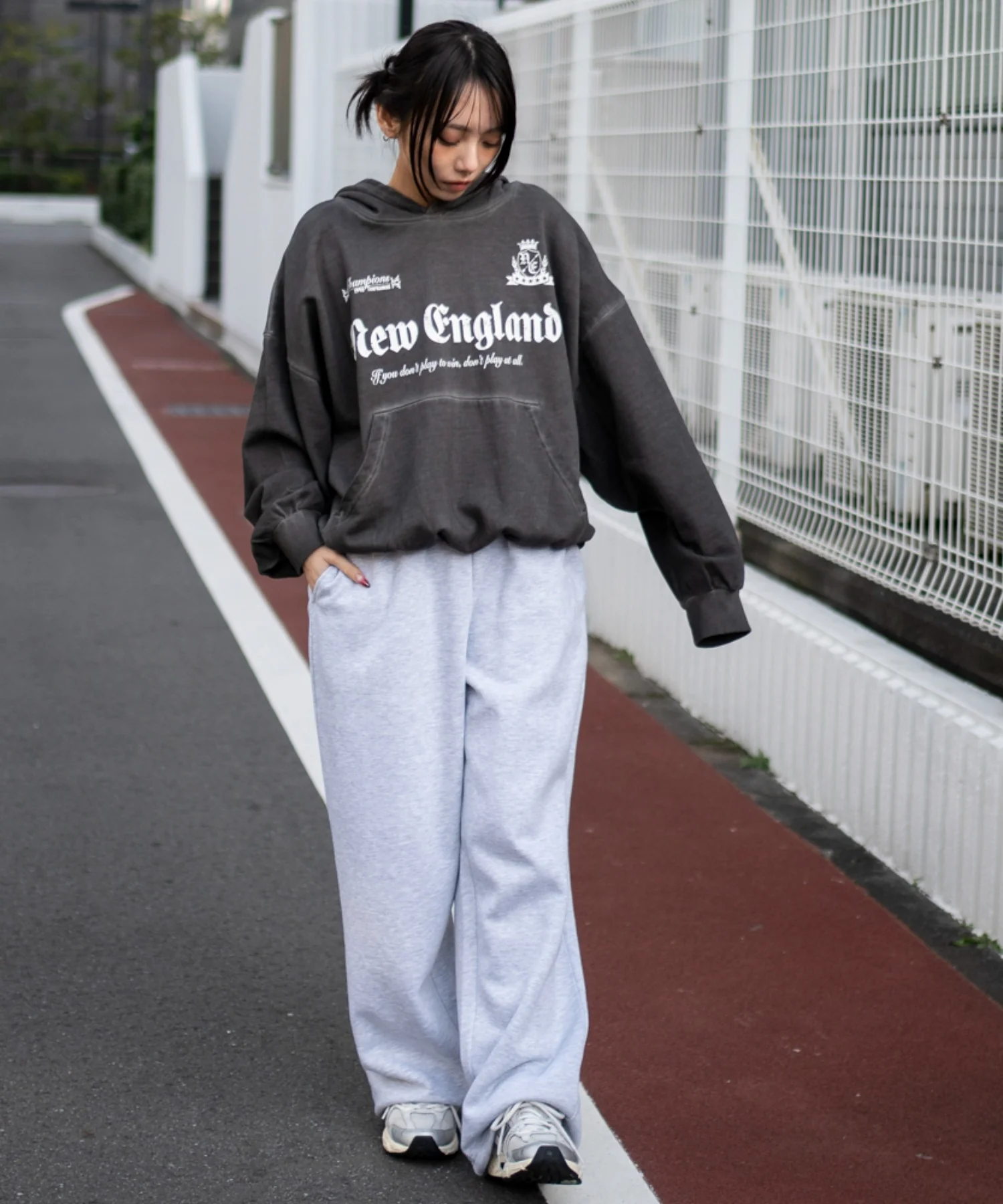 グラフィックバルーンクロップドプルパーカー - Image 31