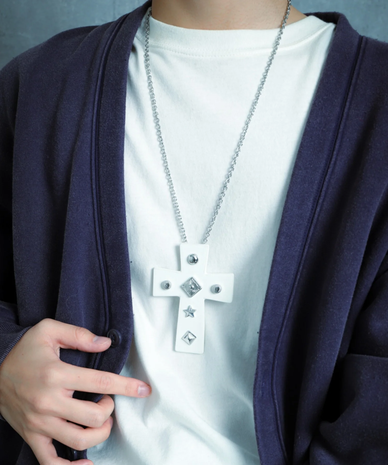 MPUスタッズクロスネックレス - Image 5