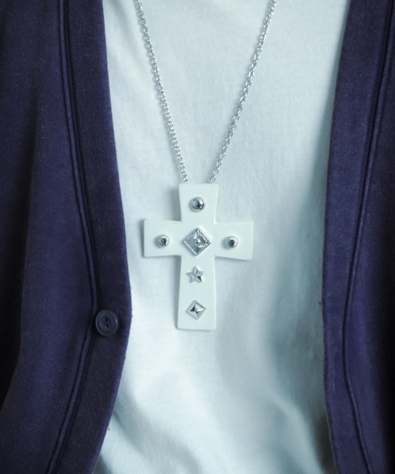 MPUスタッズクロスネックレス - Image 6