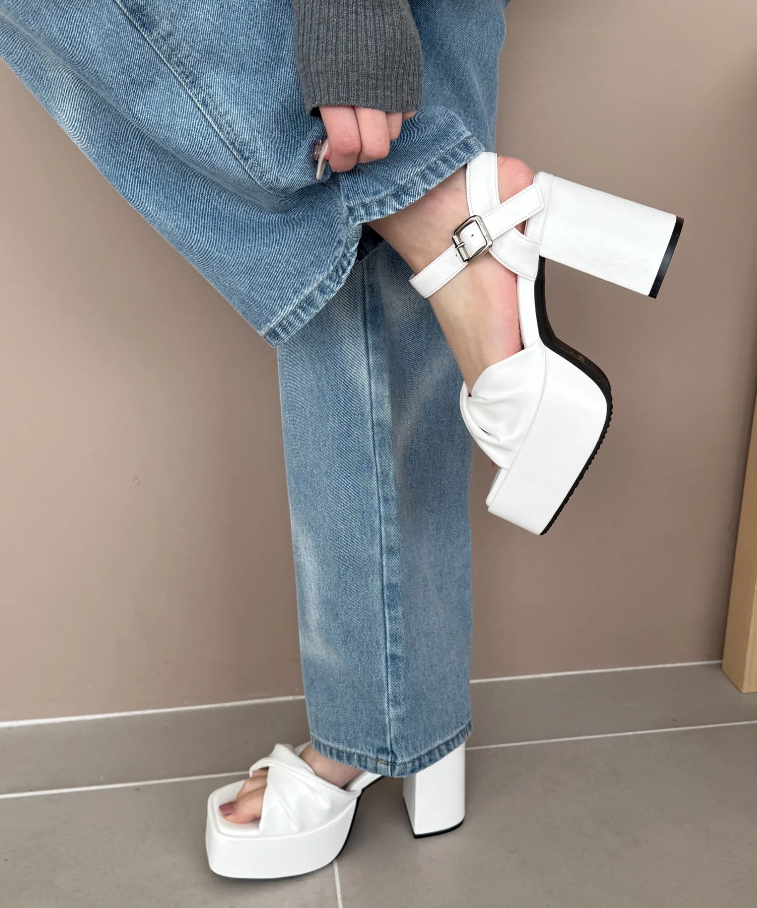 ストーム付きクロスヒールサンダル - Image 5