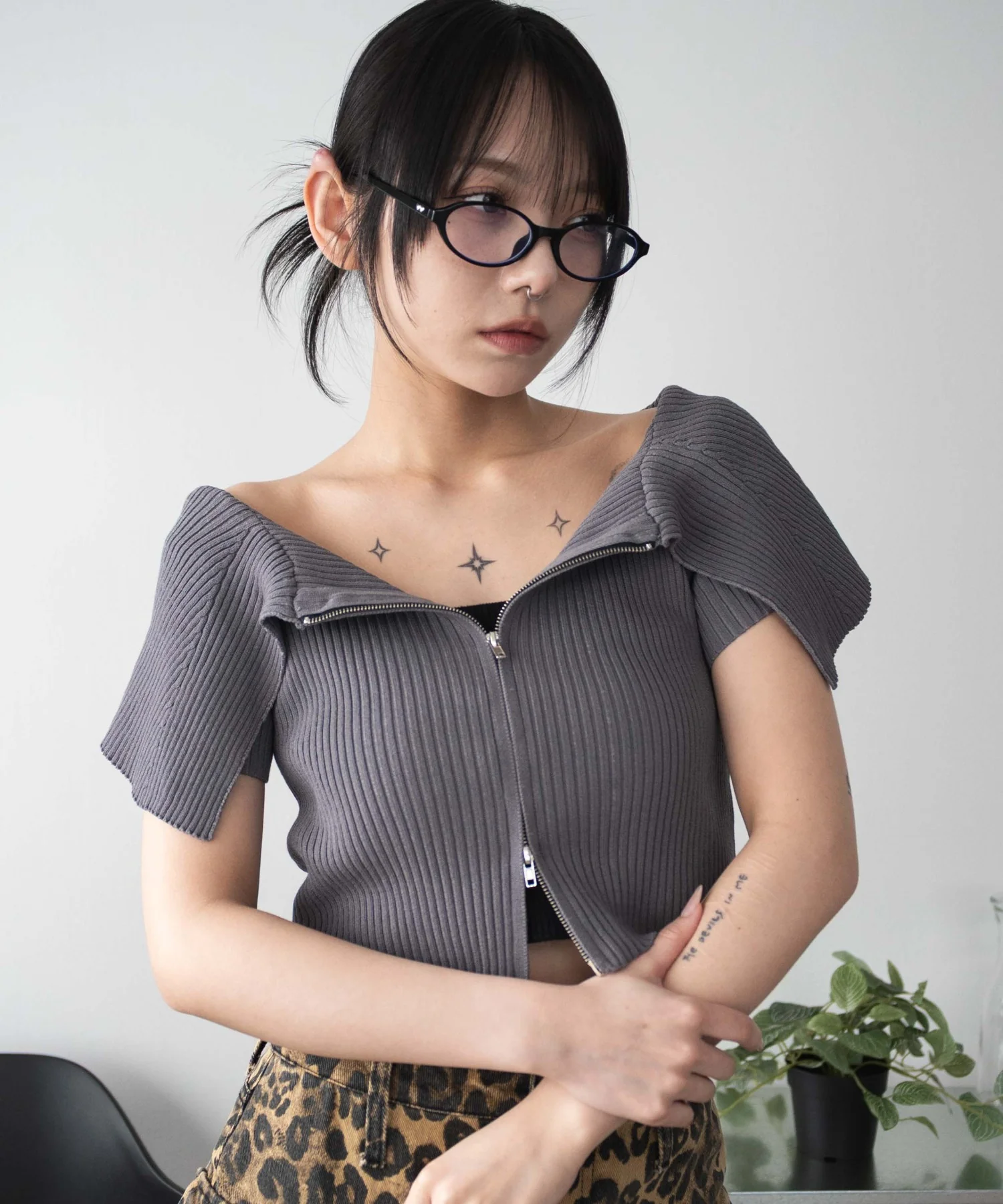 オフショルダブルジップニット - Image 13