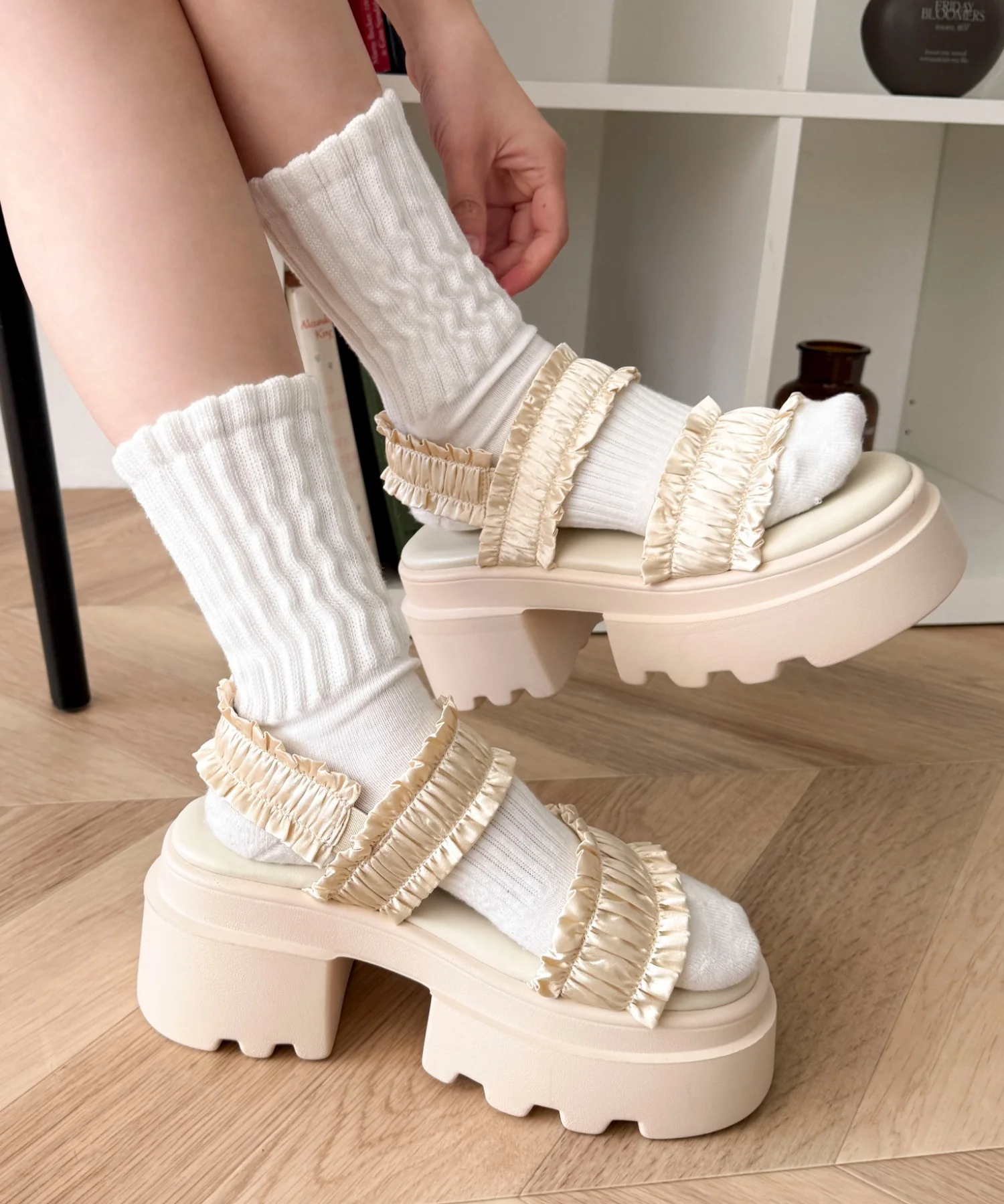 厚底フリルギャザーサンダル - Image 2