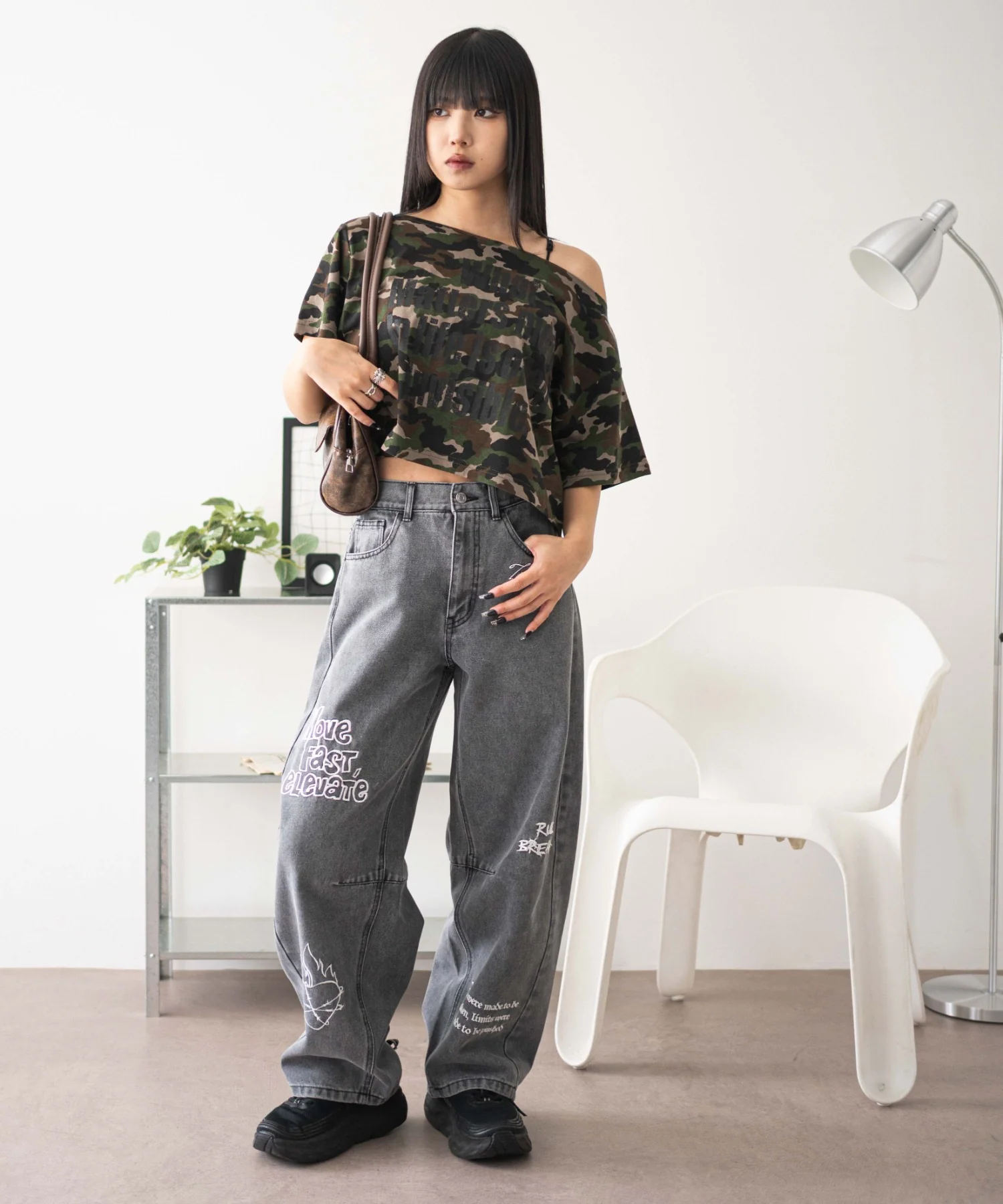 刺繍ロゴバレルレッグパンツ - Image 18