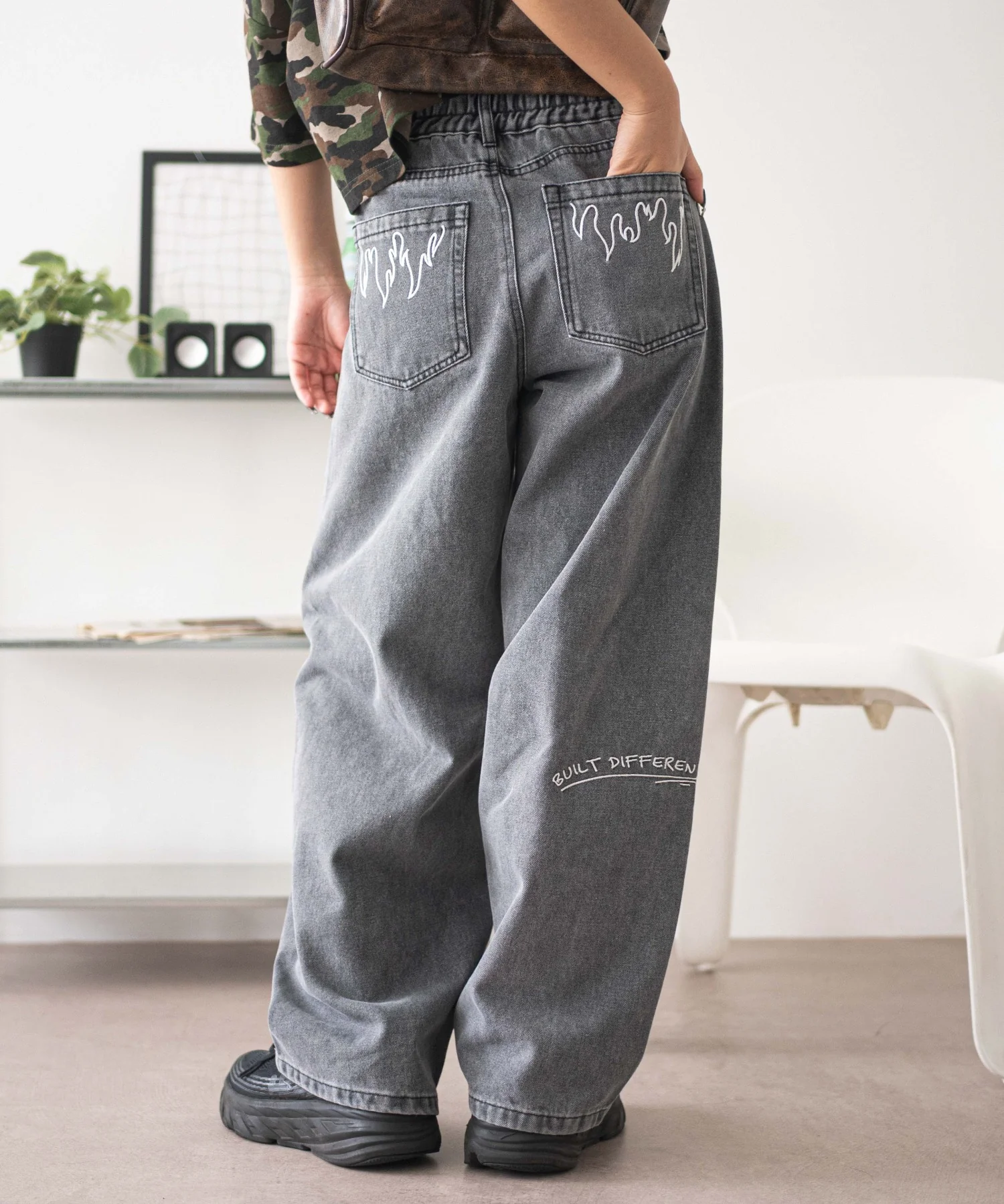 刺繍ロゴバレルレッグパンツ - Image 2