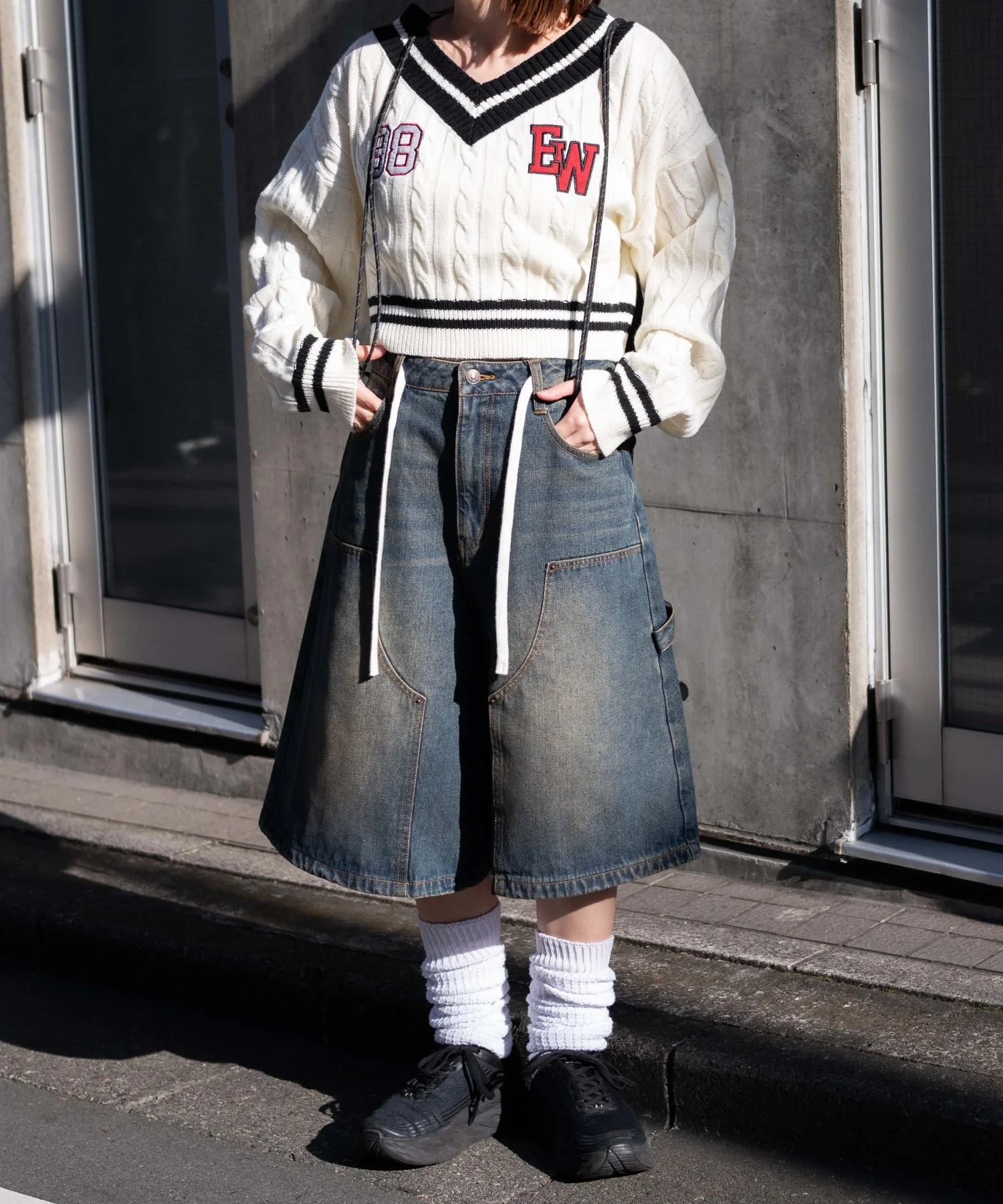 ワッペンチルデンVネックニット - Image 16