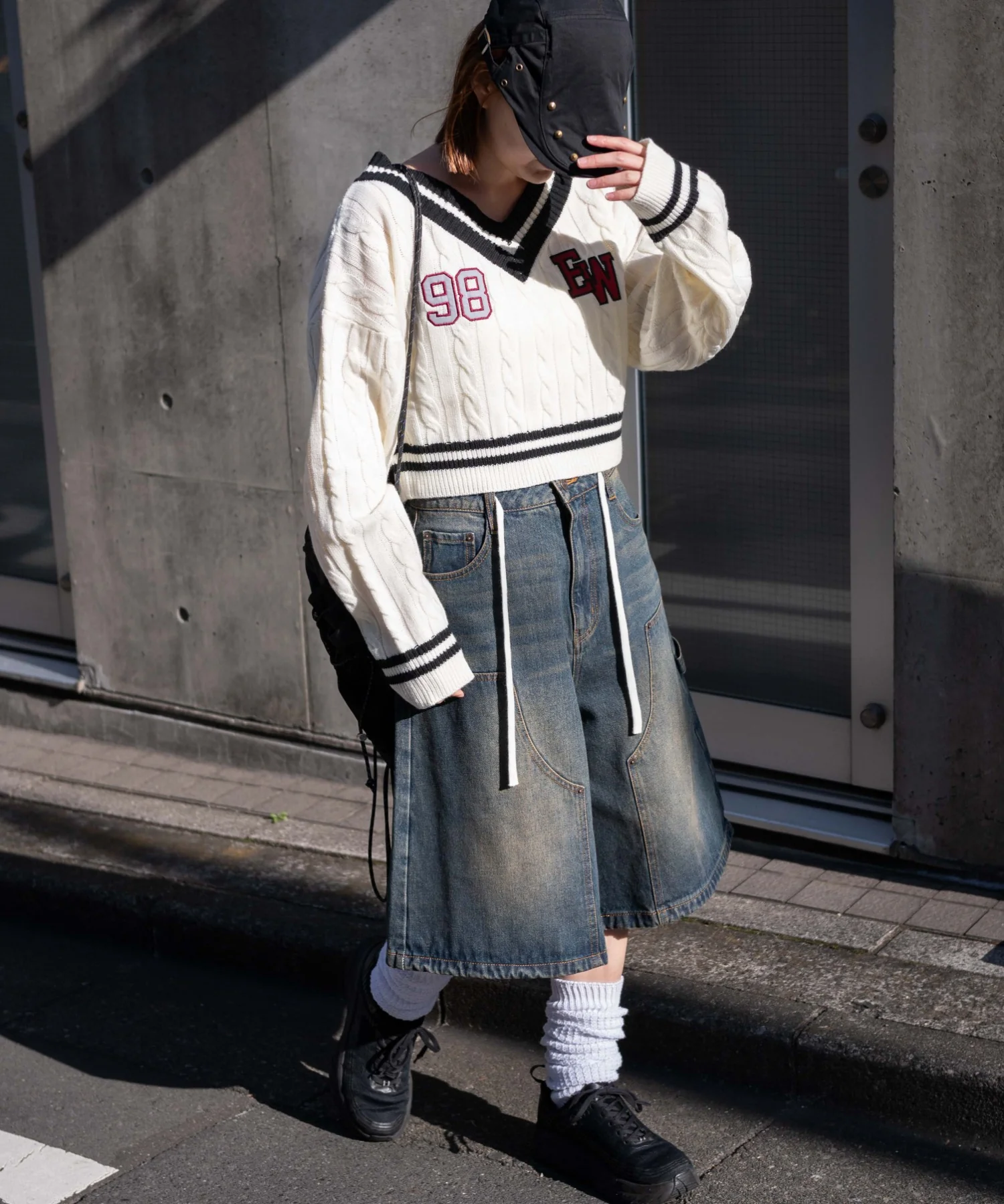ワッペンチルデンVネックニット - Image 3