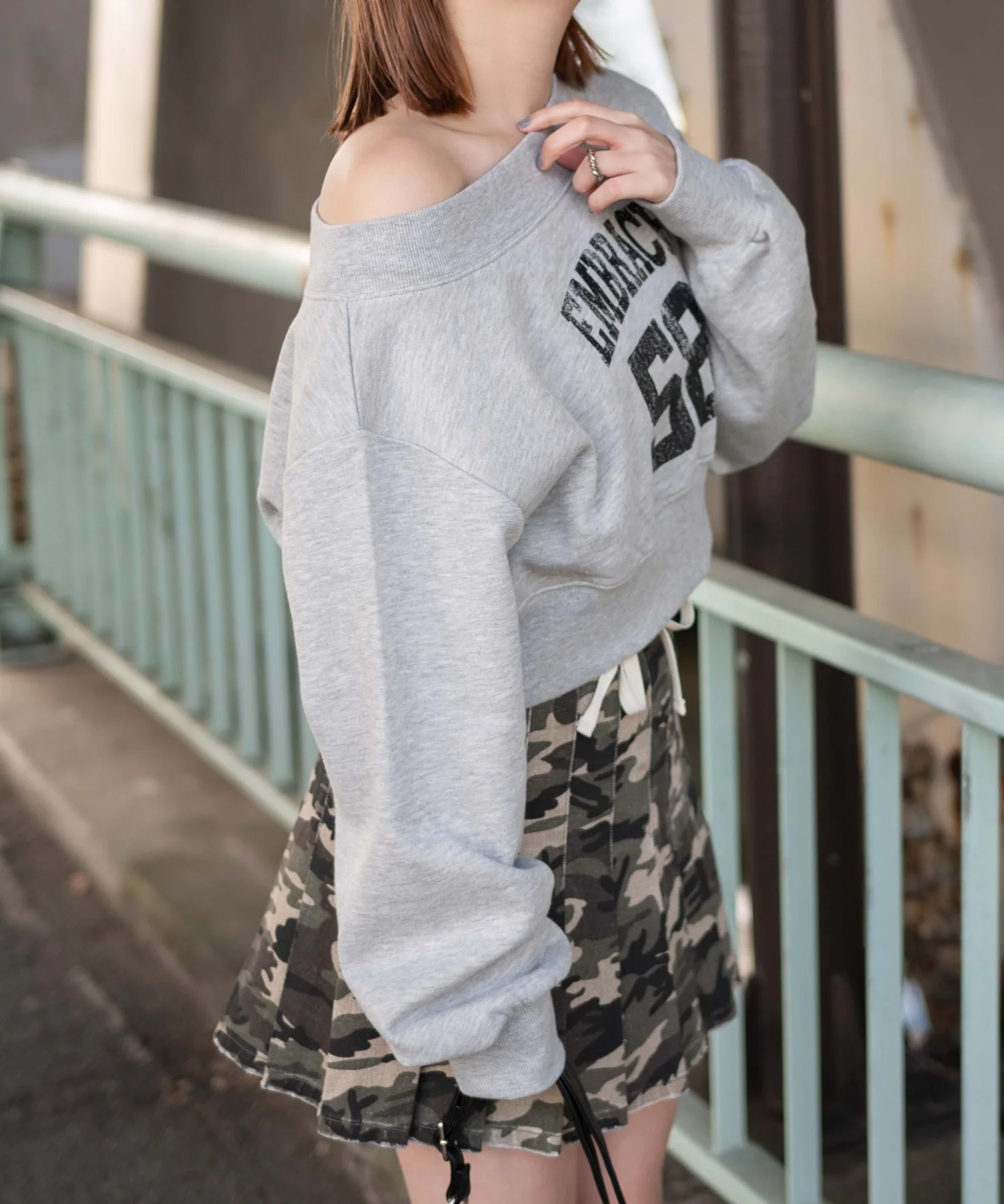 オフショルショートスウェット - Image 15
