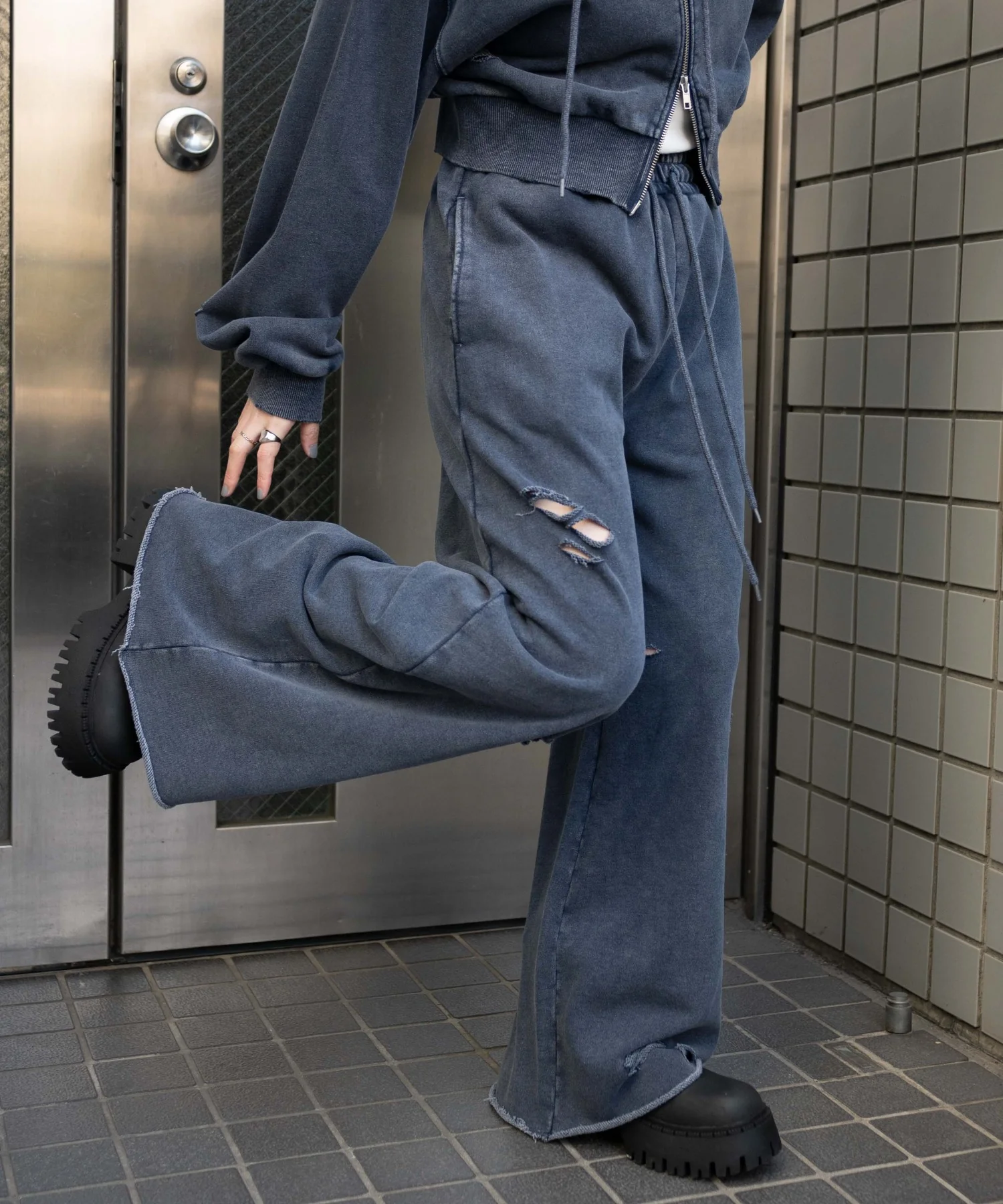 ダメージスウェットワイドパンツ - Image 4