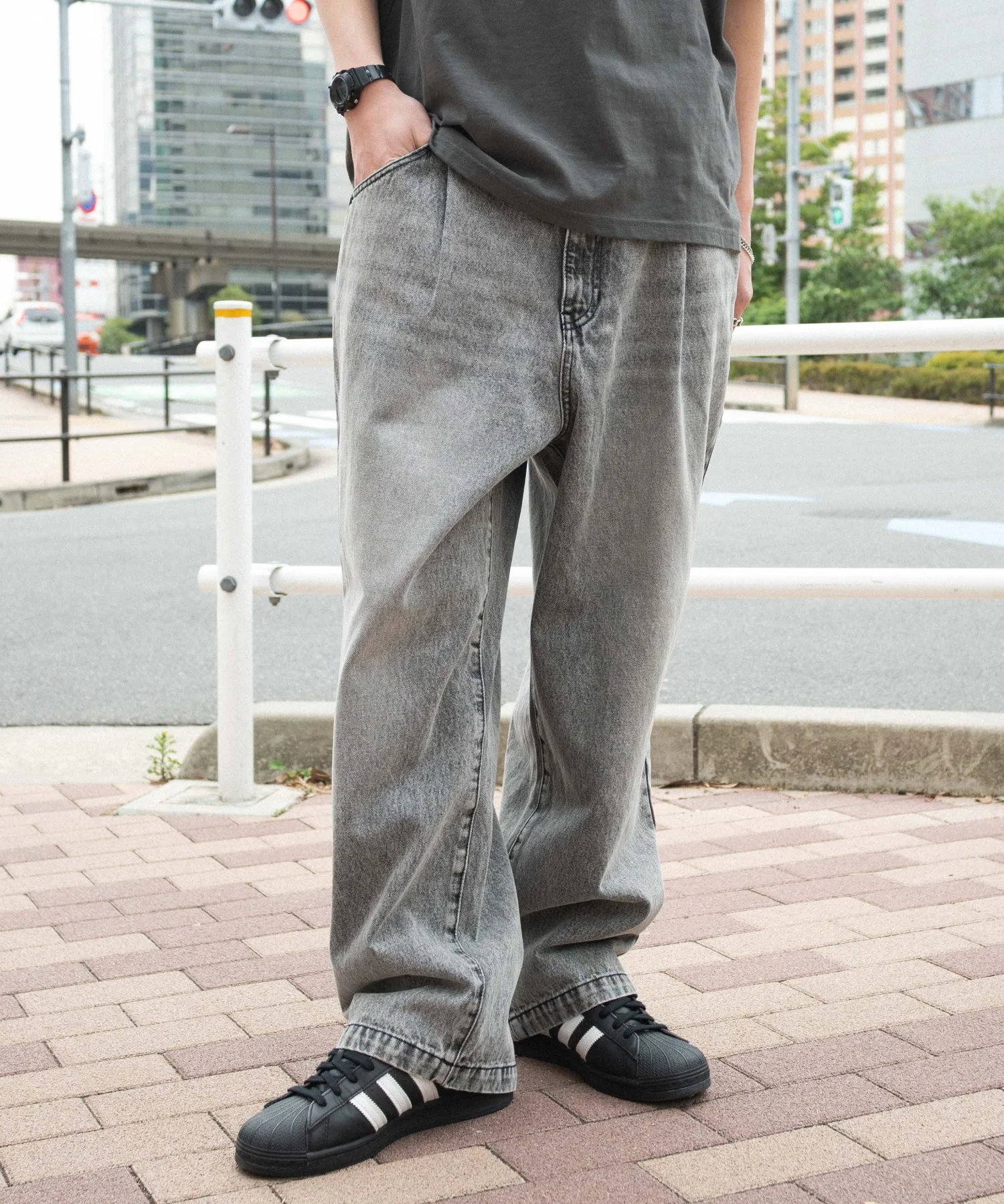 ルーズテーパードデニムパンツ - Image 36