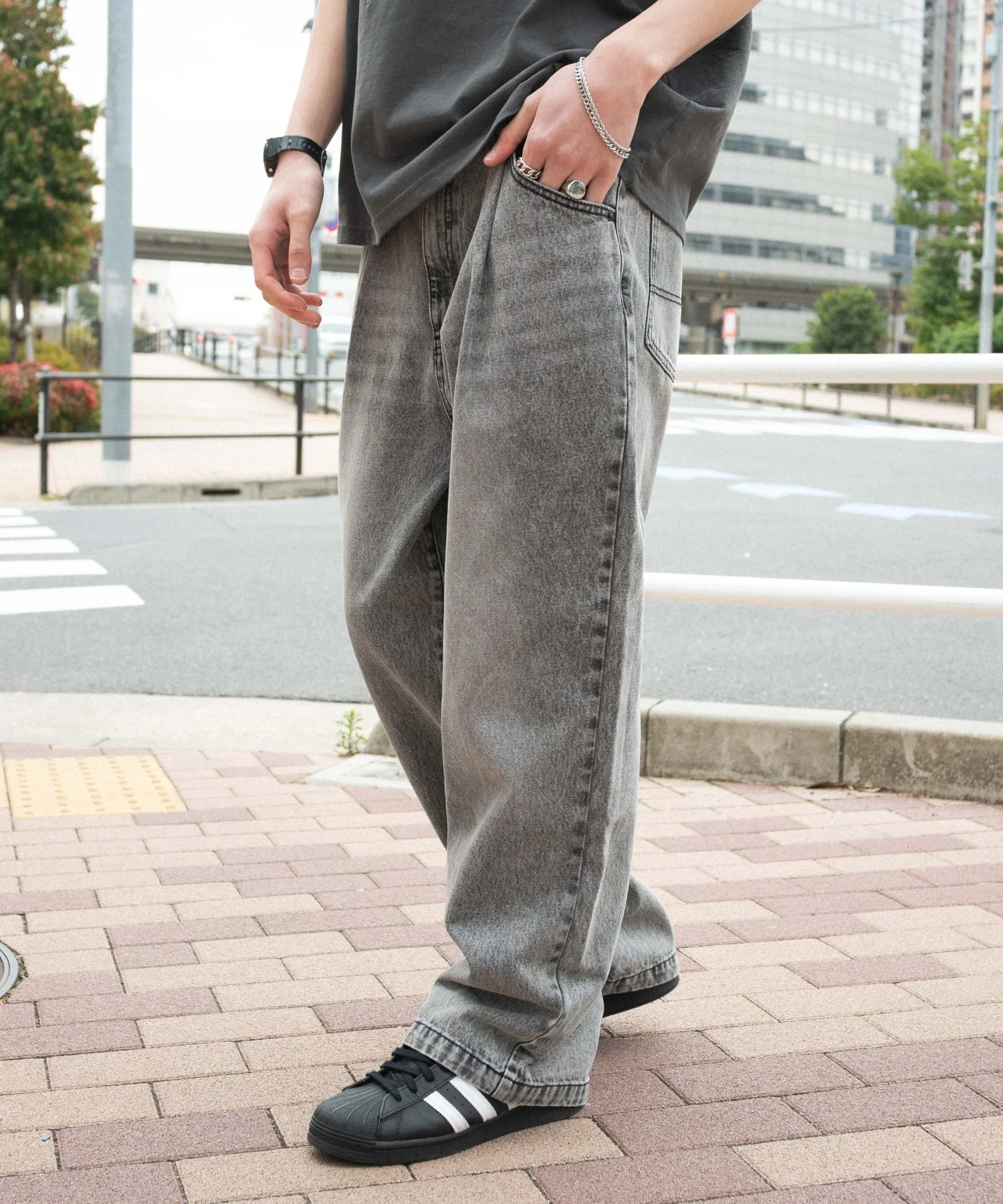 ルーズテーパードデニムパンツ - Image 37