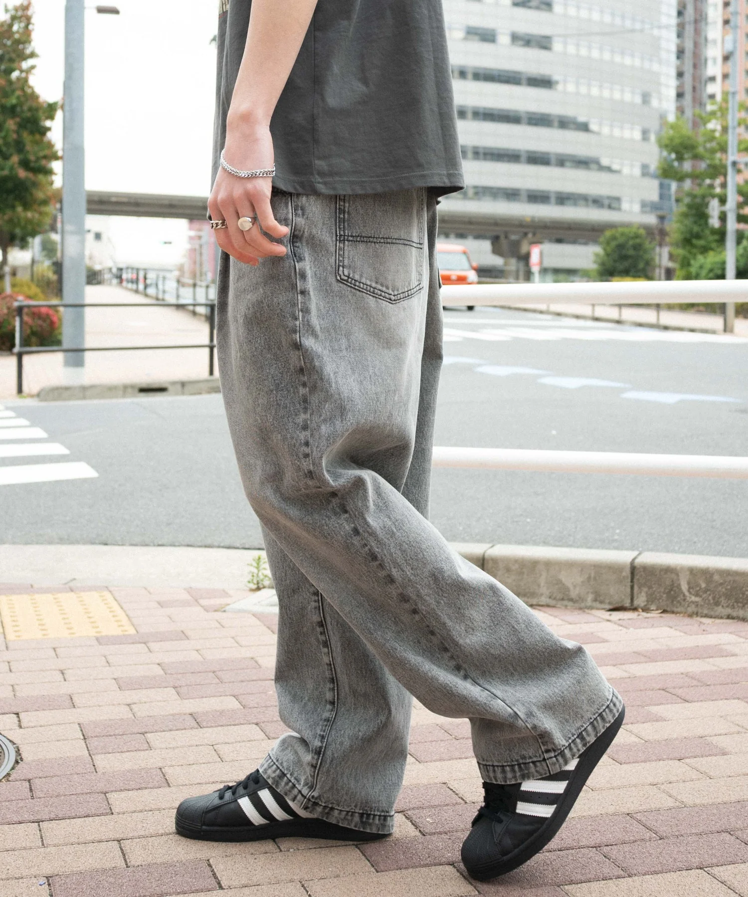 ルーズテーパードデニムパンツ - Image 38