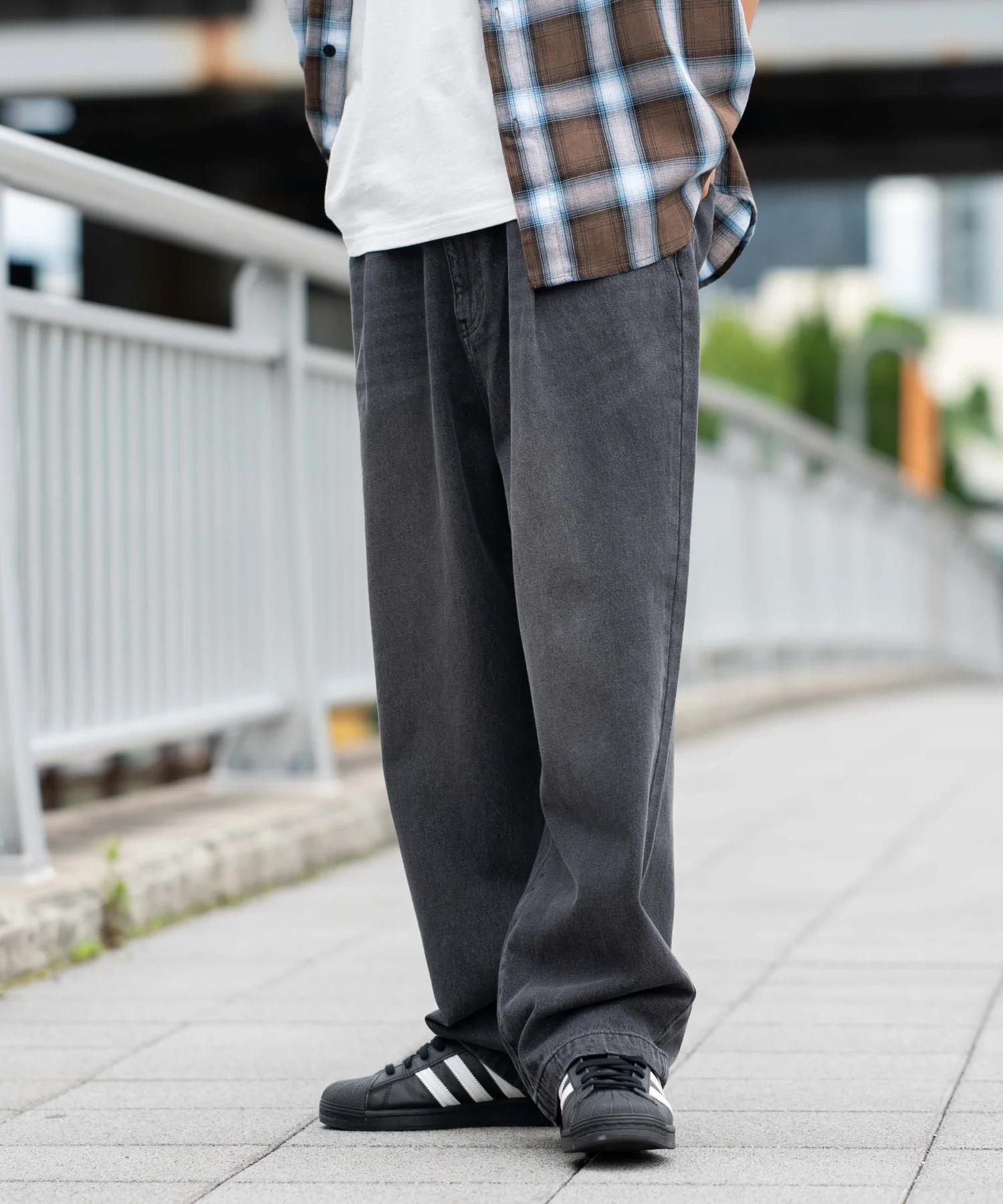 ルーズテーパードデニムパンツ - Image 4