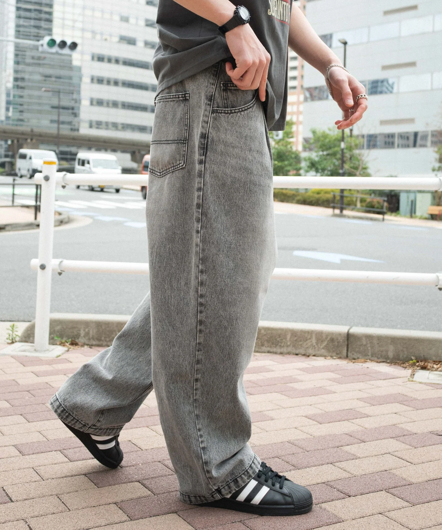 ルーズテーパードデニムパンツ - Image 40
